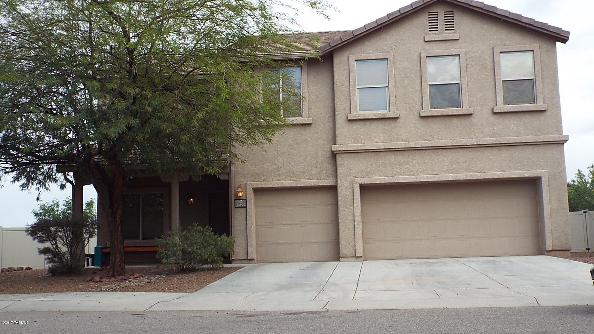 Gorgeous, move-in ready home on a huge lot! This community has a skate park, baseball fields, basketball courts, a pool, water slides, parks and so much more. The home features a garden tub in the master bathroom with an extra large walk-in closet which includes shelving. The loft is an enormous space with multi purposes. This one won't last, come check it out!