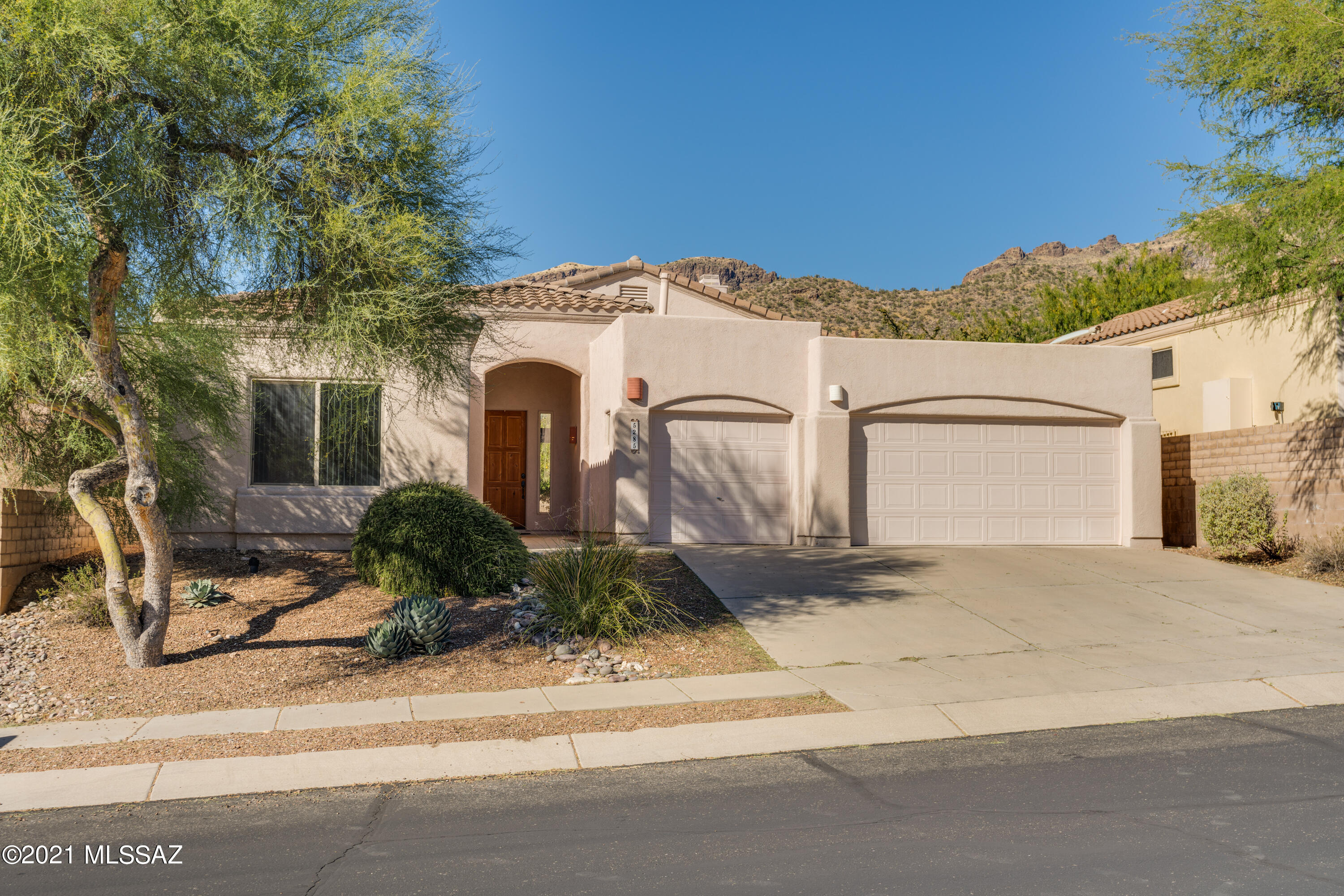 Wonderful family home in coveted Sabino Hills within Arizona National.Large, open living area with high ceilings, walls of windows, bar area and fireplace in the great room. Spacious kitchen with abundant cabinetry and work space plus dining area. Luxe master suite with soaking tub, glass block screen, separate shower, ample closets. Three large bedrooms plus office/den.  Split bedroom plan affords utmost privacy. Large covered patio, mature citrus trees, rain water collection system and hook up ready for your spa!  Guard gated golf course community is the treasure of NE Tucson.