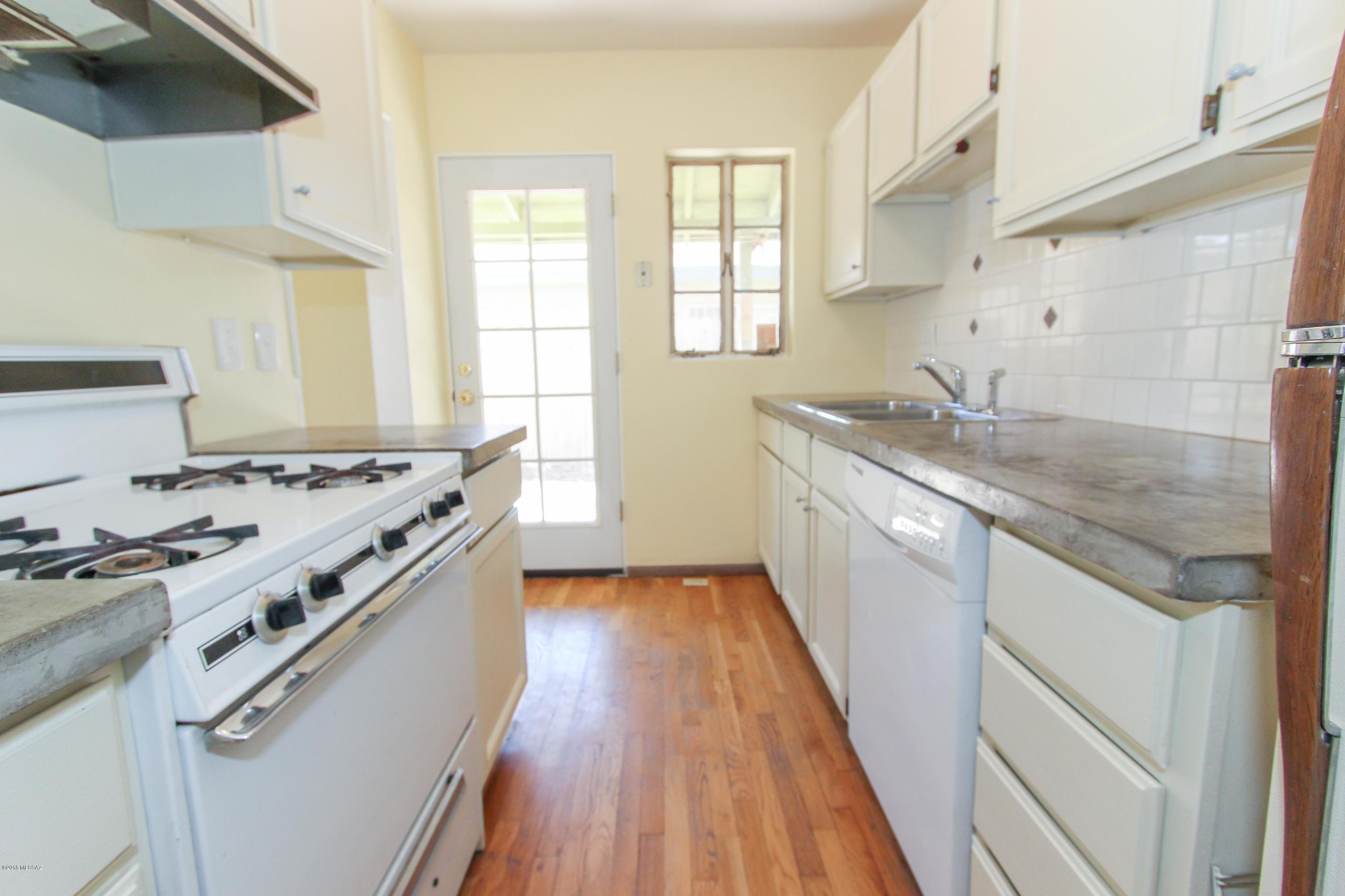 Altadena Heights N of 22nd St - Residential Lease