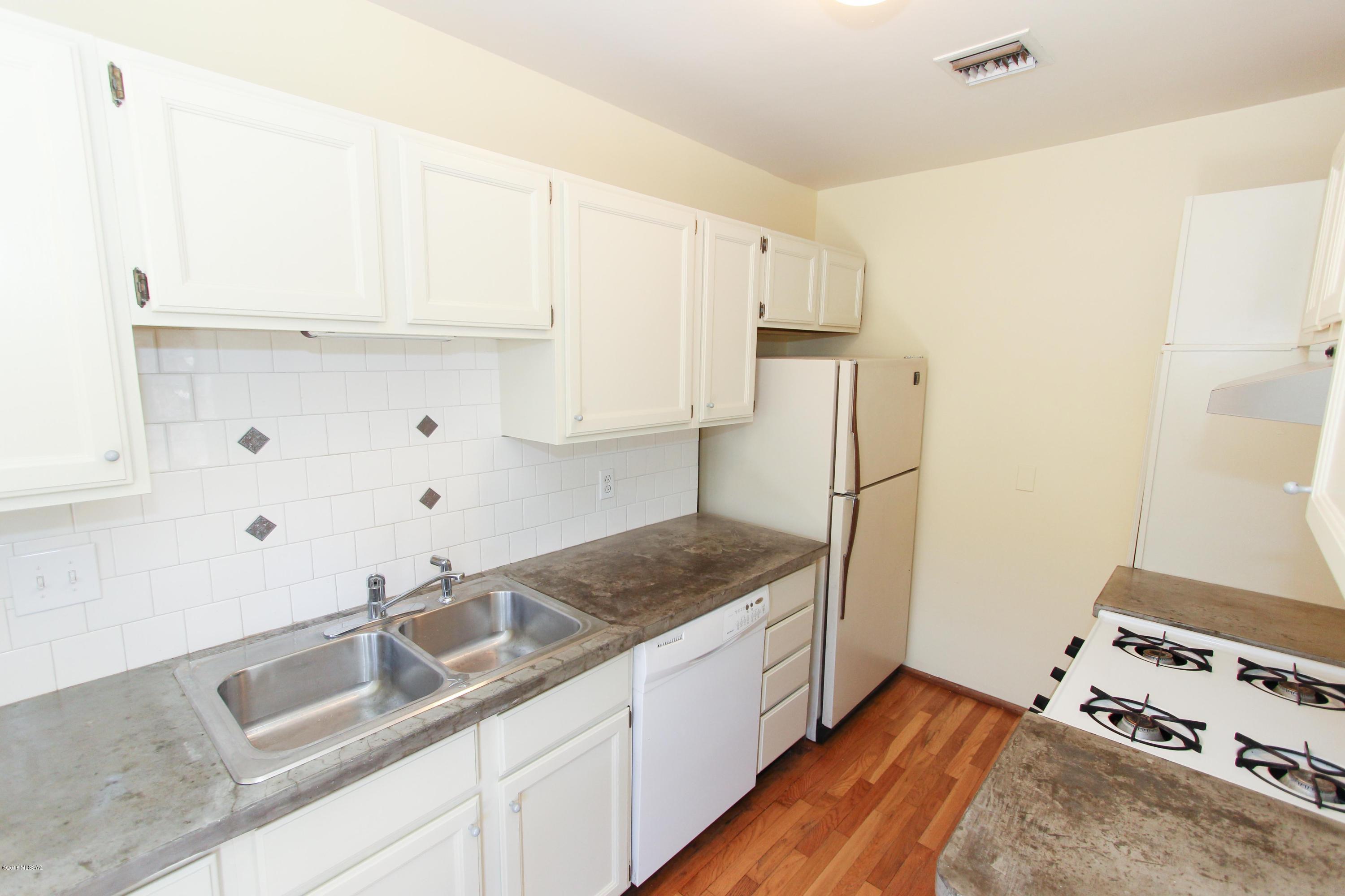 Altadena Heights N of 22nd St - Residential Lease