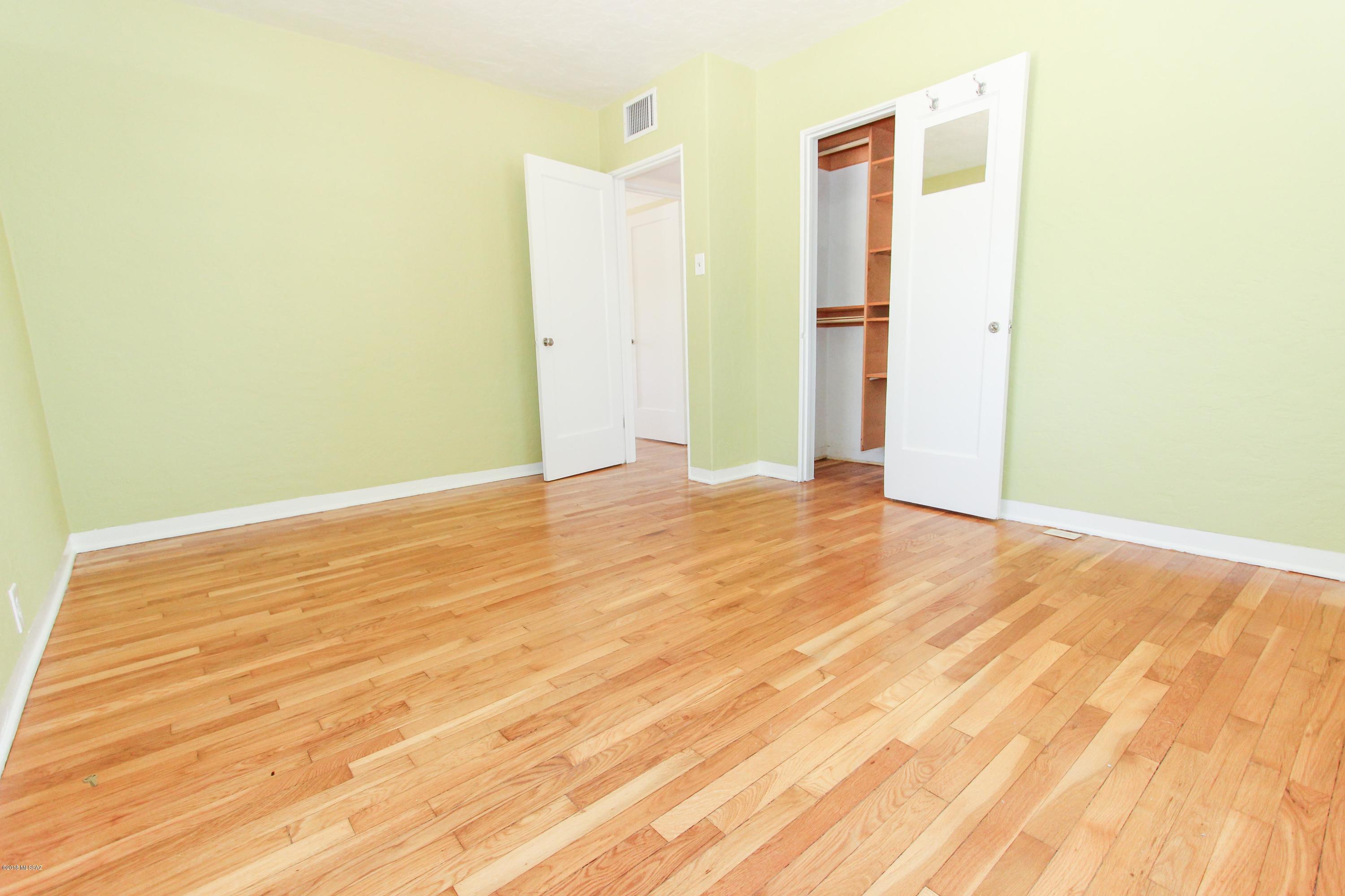 Altadena Heights N of 22nd St - Residential Lease
