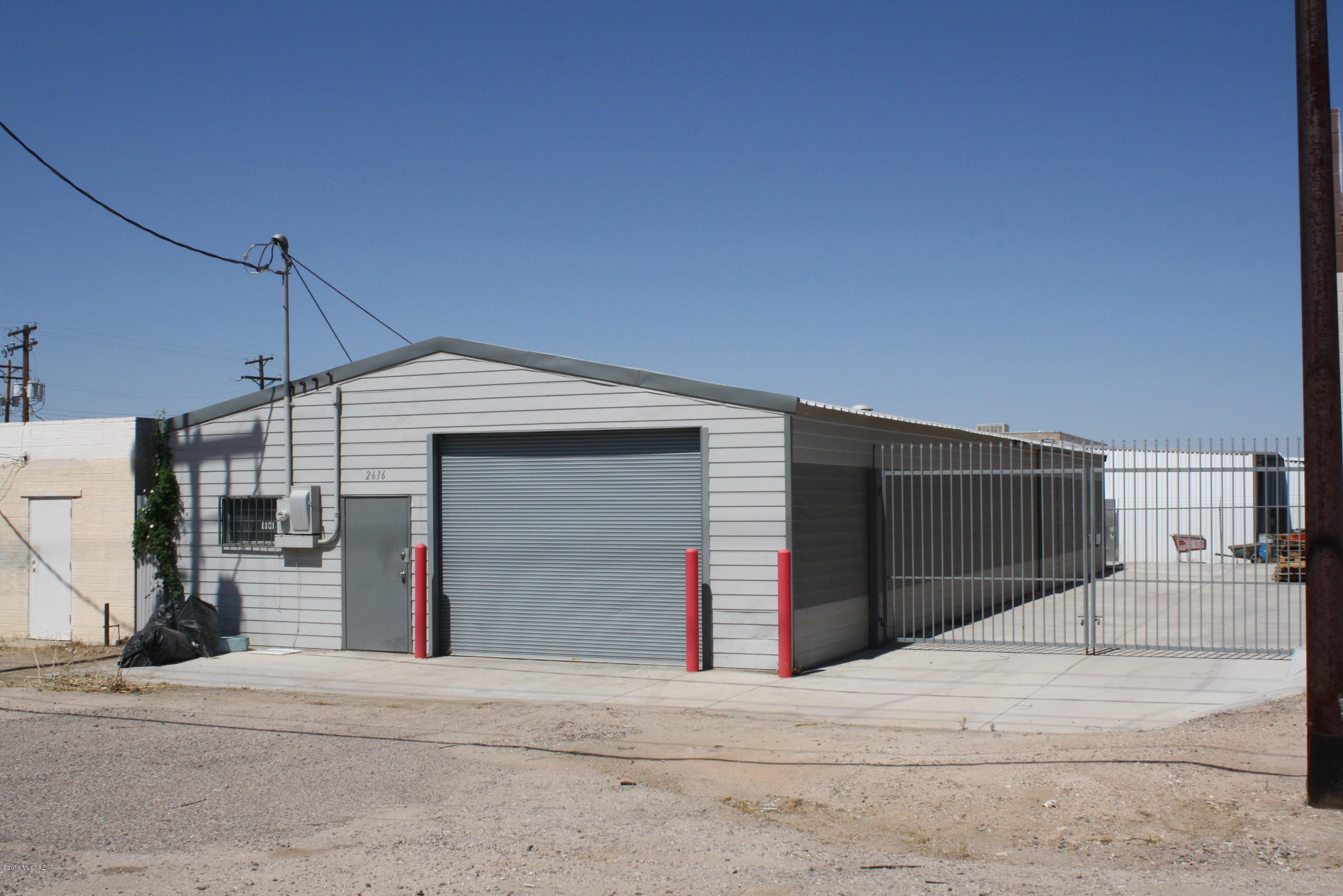Clean Industrial building with Alvernon way frontage.  Completely fenced and skirted in concrete.  12' ceilings, 2 interior offices, a roll up in front and a roll up in back and a Side door.  Great central location with Alvernon frontage and easy access to I-10.  
Only 2250 sq ft for the for the small user.