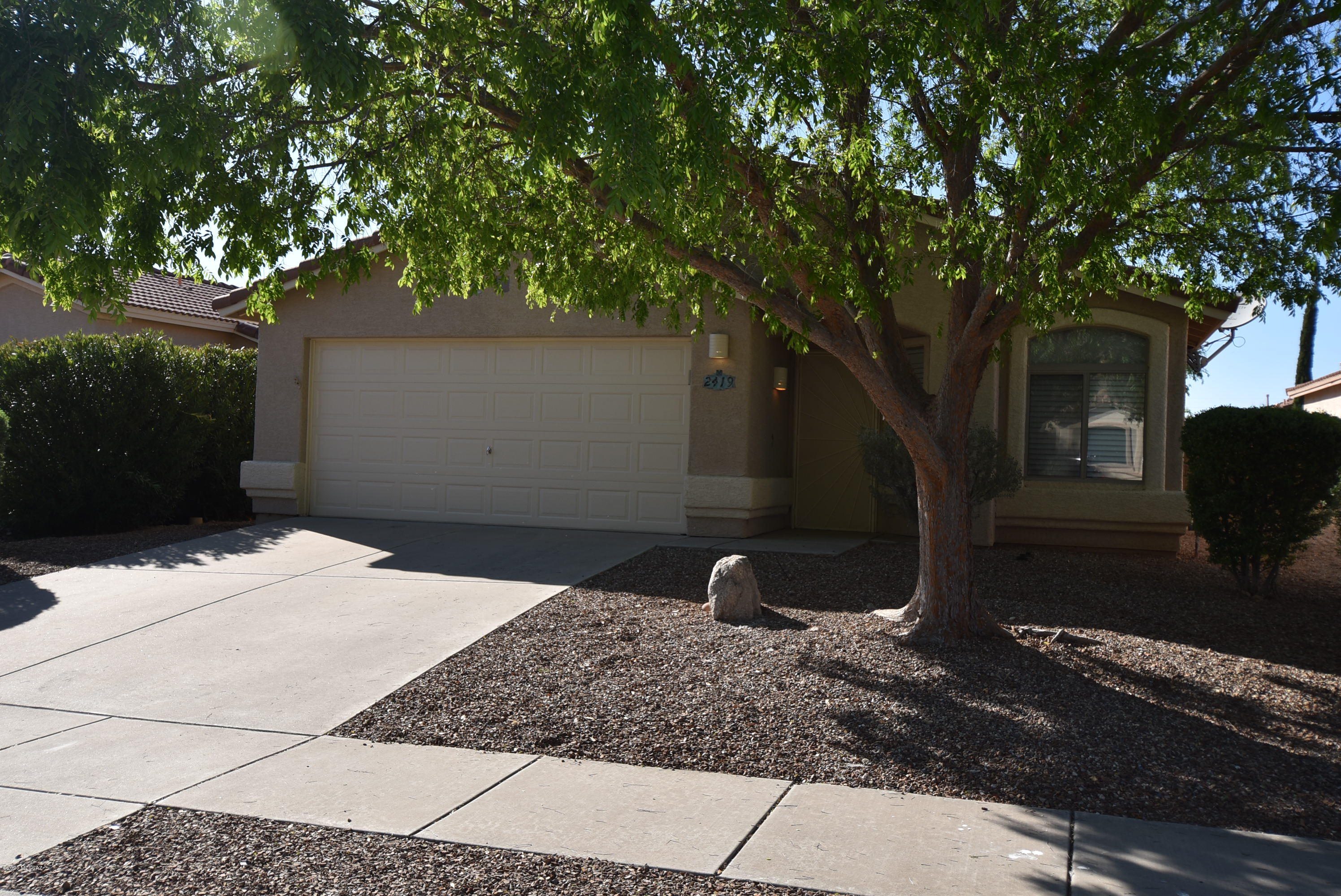 This home is not listed on Craiglist. If you see this home listed there it is a scammer. Please call 520-907-3293 for more info or to set up showing. This beautiful Oro Valley home is ready for immediate occupancy. Wonderful convenient location close tto Target, Home Depot,Basis School,OV Hospital, OV Marketplace,numerous restaurants & shopping
Upgraded 3 BR/2BA,new paint,new granite at kitchen & baths,new window coverings,lots of tile. New black stainless including refrig with dual ice makers! Kitchen has granite,island,large walk-in pantry & breakfast area. Family room off kitchen with fireplace. Covered patio with brick pavers.5 ceiling fans,2 car garage with epoxy coating,washer/dryer. Monthly landscaping included!  Owner has AZ real estate license. No pets please.
