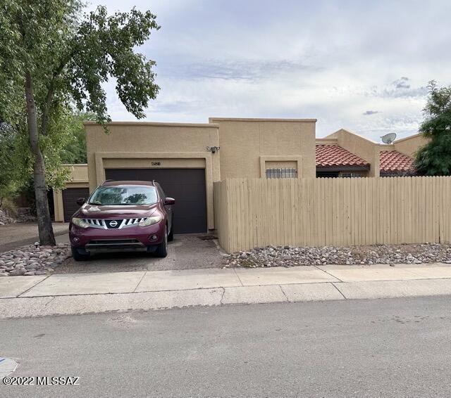 Your search for your next home stops here! This townhouse is located in a welcoming neighborhood that has a community pool and recreation room. The interior features 2 bedrooms, 2 bathrooms, and a den with vaulted ceilings. Feel right at home in a living
room that has a fireplace! Enclosed backyard and front patio for comfort and privacy.