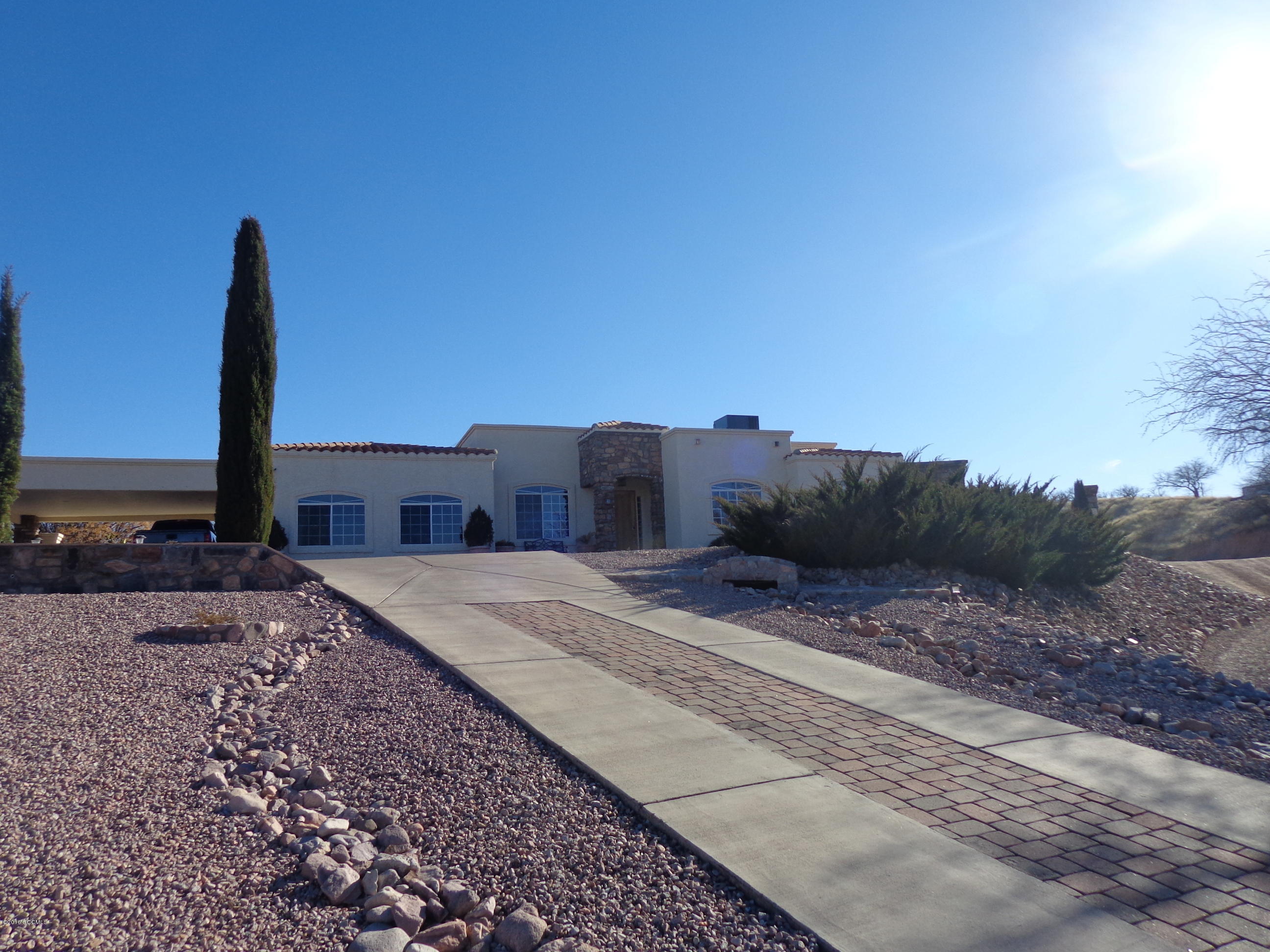 Easy access to freeway, 3 bedrooms 3 bathroom home near schools