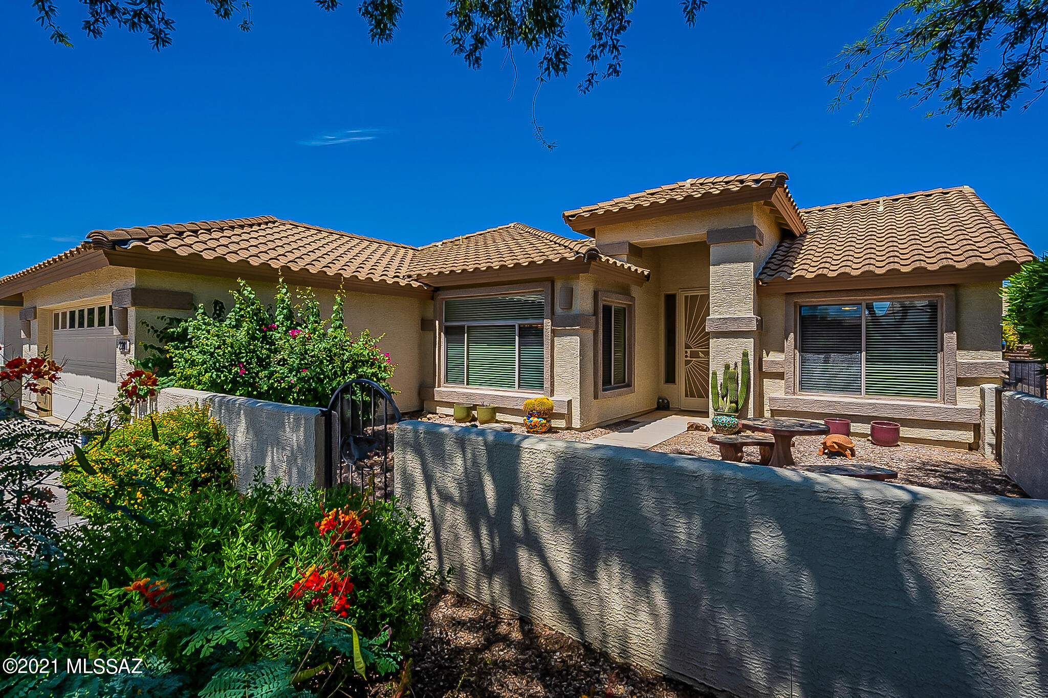 A Spacious, open concept, split 2 bed / 2 bath with den, located in the heart of the popular Quail Creek Community in Green Valley.  The home has been meticulously maintained, interior features include neutral paint throughout, 42'' kitchen cabinets, large dining area, 18'' diamond shaped tiles, reverse osmosis water system, soft water system, insulated garage ceiling and an extended garage.  The large master suite has dual sinks, walk-in shower and a huge walk-in closet.  Come relax on the covered back patio surrounded by mature landscaping which offers privacy.  This home is in a great location and within walking distance to the many fantastic amenities the community offers.  Sellers agent is a relative.