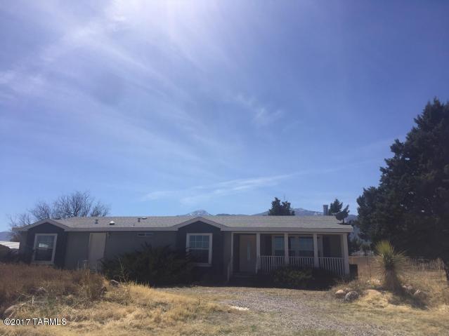 NEED SPACE & A POOL??? 2480 sf 3bd 2 ba LR FR DR & Breakfast nook on 1AC of horse property. Just a few minutes from
town...Country living with a convenient location. This home has just been repainted new flooring installed, Cozy fireplace, front patio and back patio, huge laundry
room, Large master bedroom suite with a GINORMOUS & LUXURIOUS master bath w/ dual sinks and a garden tub. This home is a must see.