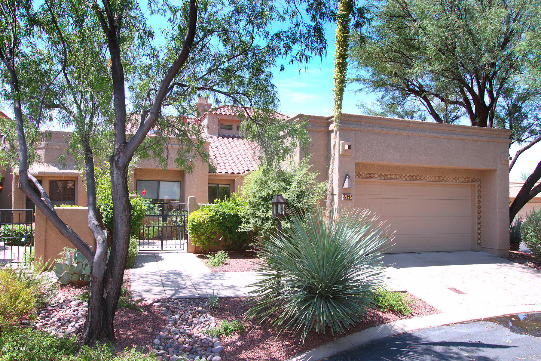 Gorgeous Ventana Cnyn golf villa remodeled to perfection. Dramatic high ceilings accented by stunning custom colors.  Beautiful travertine floors thruout.  A stunning slate fireplace highlights the great rm in addition to the wall of windows & glass doors bringing the sweeping views of rolling hills, lush vegetation & some golf course & city views in. The brick-pavered rear yard offers slate bonco seating surrounded by lush mature flowering vegetation. The lrg, open ktchn boasts an abundance of stunning cabinetry, granite counters, 2 breakfast bars & an addl work center. The mstr suite shares those special views while providing 2 closets, dual sinks, a walk-in shower & soaker tub all finished in exquisite products. The guest rm is equipped w/a queen-size Murphy bed. Included is a den/study