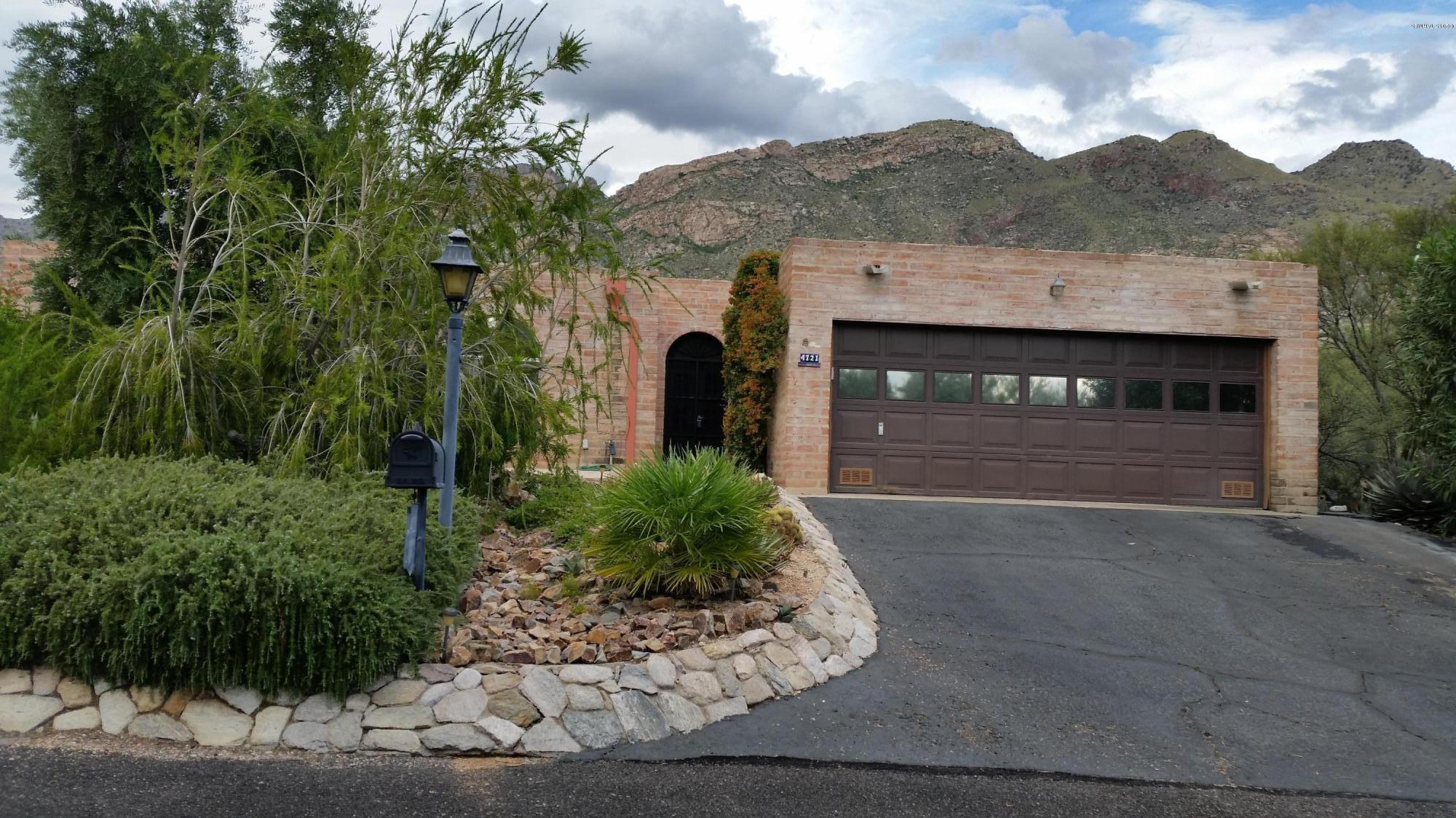 GATED SKYLINE COUNTRY CLUB TOWNHOME WITH UPGRADES GALORE!  HICKORY WOOD FLOORS, SOLID WOOD DOORS, CUSTOM BUILT-IN CABINETRY, SPACIOUS ROOMS, AND MAJESTIC VIEWS OF CATALINAS.  VERY SHORT WALK TO COMMUNITY POOL AND RAMADA.  USE OF SKYLINE C.C. FITNESS CENTER, LAP POOL, TENNIS*, MONTHLY DINING AND GOLF* INCLUDED IN MASTER HOA.               *FEES MAY APPLY