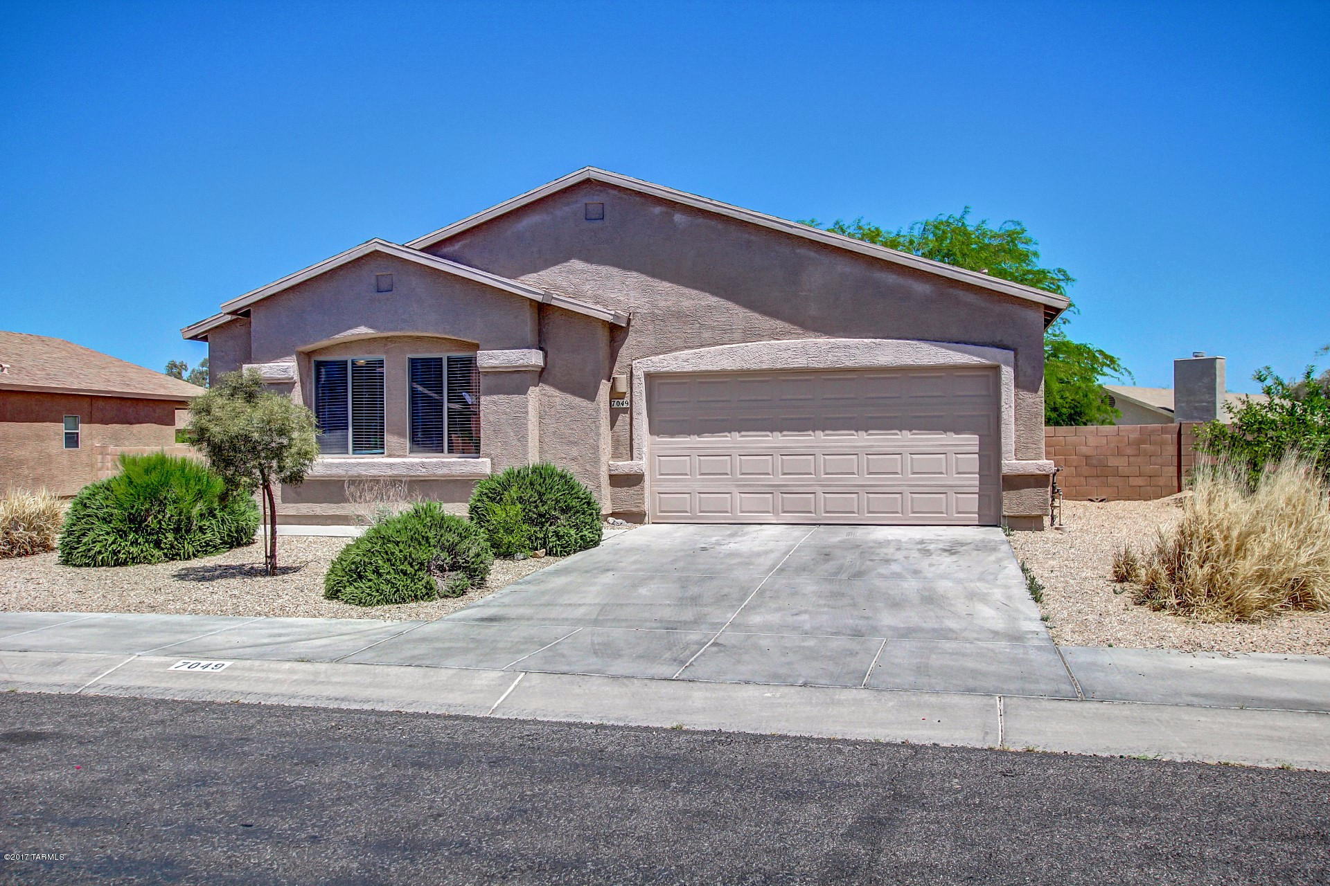 Seller will accept or counter offers in the range of $154,900-$159,900. 
Charming 3 bedroom, 2 bath Home with 2 car garage, and move-in ready. Soothing palette, plush carpet, ceiling fans, window blinds, and tile floor in all the right places. Spacious open floor plan features center kitchen island, breakfast bar, white appliances, pantry, and oak cabinets. Great gathering place for family and friends. Generous sized bedrooms and ample closets. The large backyard is a blank canvas for your future desert oasis. Will NOT disappoint.