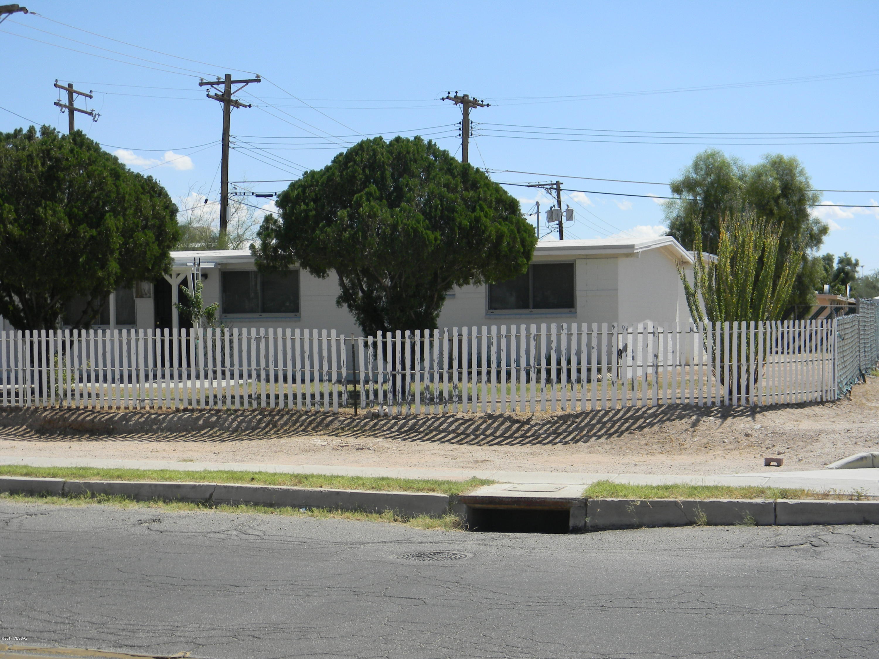 Great Starter 4br 2ba new carpet, new linoleum in kitchen and dining, Home has been sound proof by Tucson Airport. Block house in back 250SF could be workshop or storage. large yard. close to shopping and bus lines.