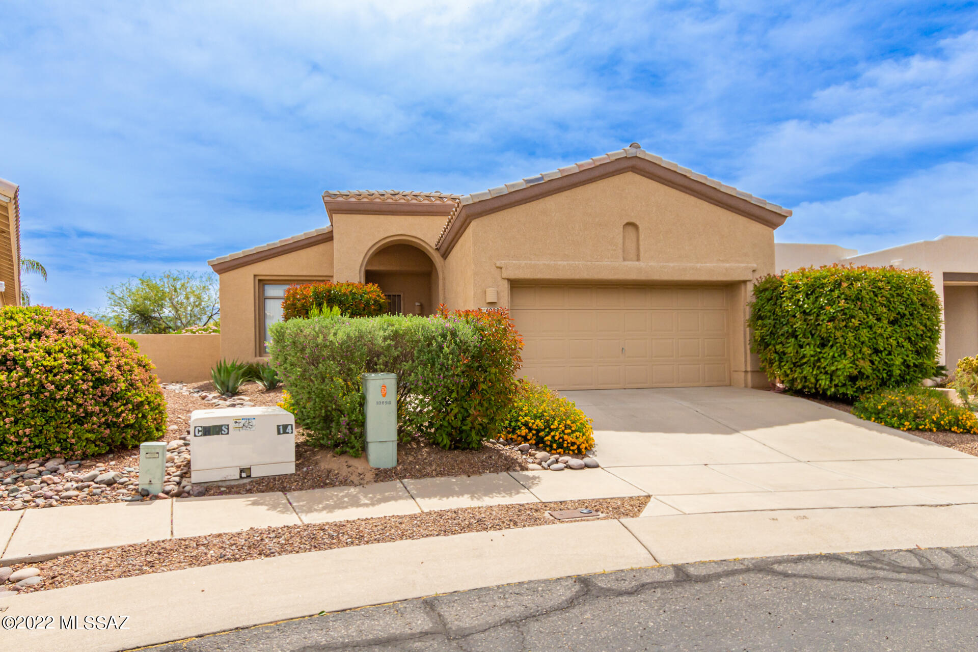 Spacious, well maintained gem in sought after, very quiet Canada Hills cul de sac. Features picturesque views of the Catalina mountains and the the golf course.