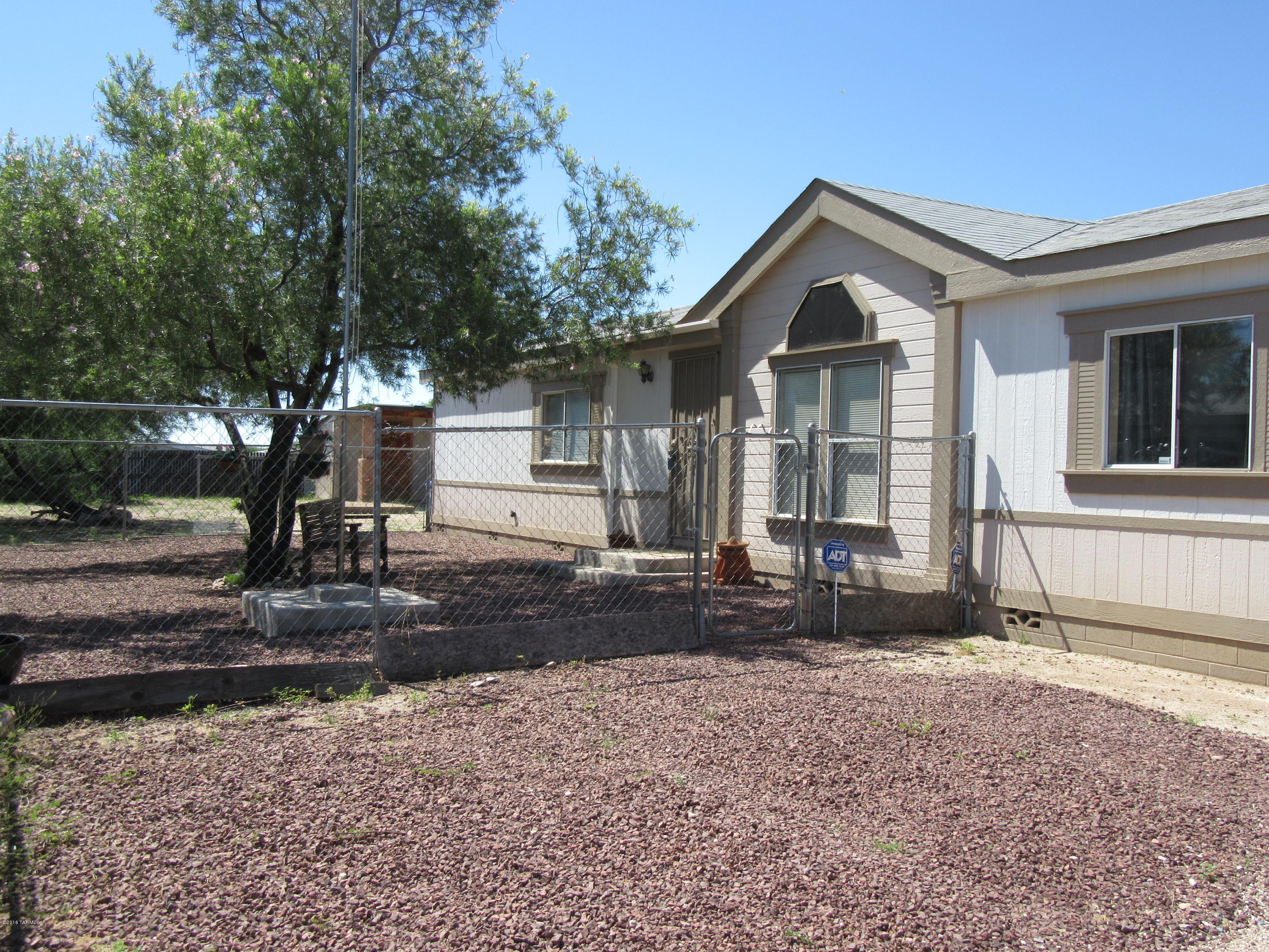 DON'T MISS THIS BEAUTIFUL HOME LOCATED ON A CUL DE SAC LOT IN ESCALANTE VISTA.  THIS HOME HAS IT ALL!!  LARGE EAT IN KITCHEN WITH GAS RANGE, MICROWAVE OVEN, DISHWASHER, LARGE PANTRY AND CENTER ISLAND. WALK IN LAUNDRY ROOM WITH WASHER, DRYER AND BUILT IN CABINETS.  LARGE LIVING ROOM AND FORMAL DINING AREA. LIGHT AND BRIGHT WITH VAULTED CEILINGS, CEILING FANS, TEXTURED WALLS AND WOOD LAMINATE FLOORING THROUGH OUT.  ALARM SYSTEM, AIR CONDITIONED COMFORT,  THE MASTER SUITE FEATURES DUAL SINKS, GARDEN TUB, SEPARATE SHOWER, DUAL WALK IN CLOSETS AND LARGE SITTING ROOM WHICH COULD BE NURSERY OR DEN. SPLIT BEDROOM FLOOR PLAN.  LARGE FENCED YARD (.19 ACRE) WITH  SITE BUILT STORAGE BUILDING. BLOCK SKIRTING,  NO HOA, PRIDE OF OWNERSHIP SHOWS THROUGH OUT. DON'T MISS THIS BEAUTIFUL HOME!!