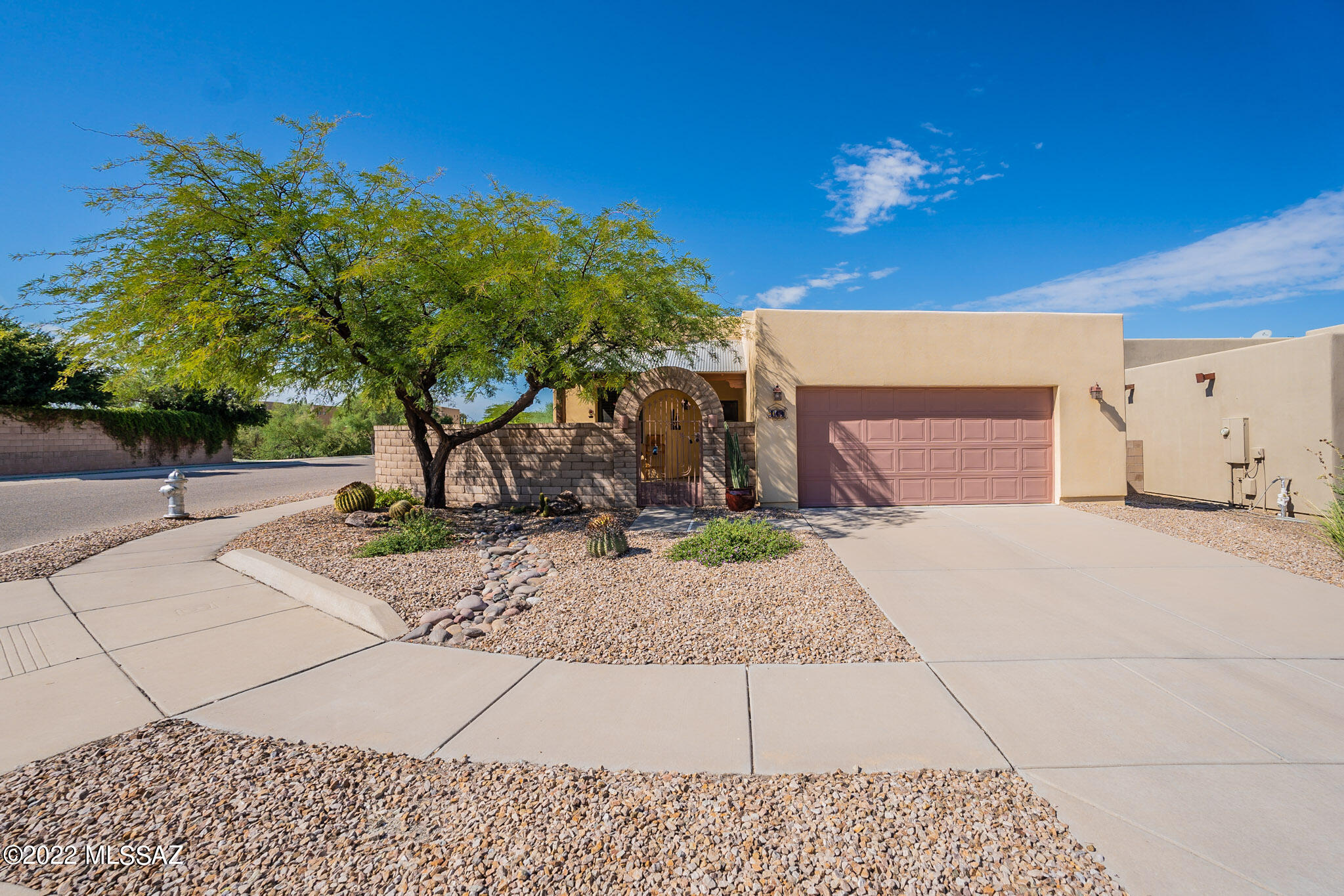 Barrio Rincon corner lot with gated front courtyard, backing to desert space w/view fencing and full length covered patio. Southwest home with open floor plan and soaring high ceilings! 3 bedroom, 2 bathroom, with den and split bedroom floor plan.  Eat in kitchen with breakfast bar, and corner closet pantry.  Master bedroom has plenty of space, with soaking garden tub, separate shower, dual sinks and walk in closet attached.  Oversized garage with extra storage space.  Great location with shopping, dining and close to everything you need.