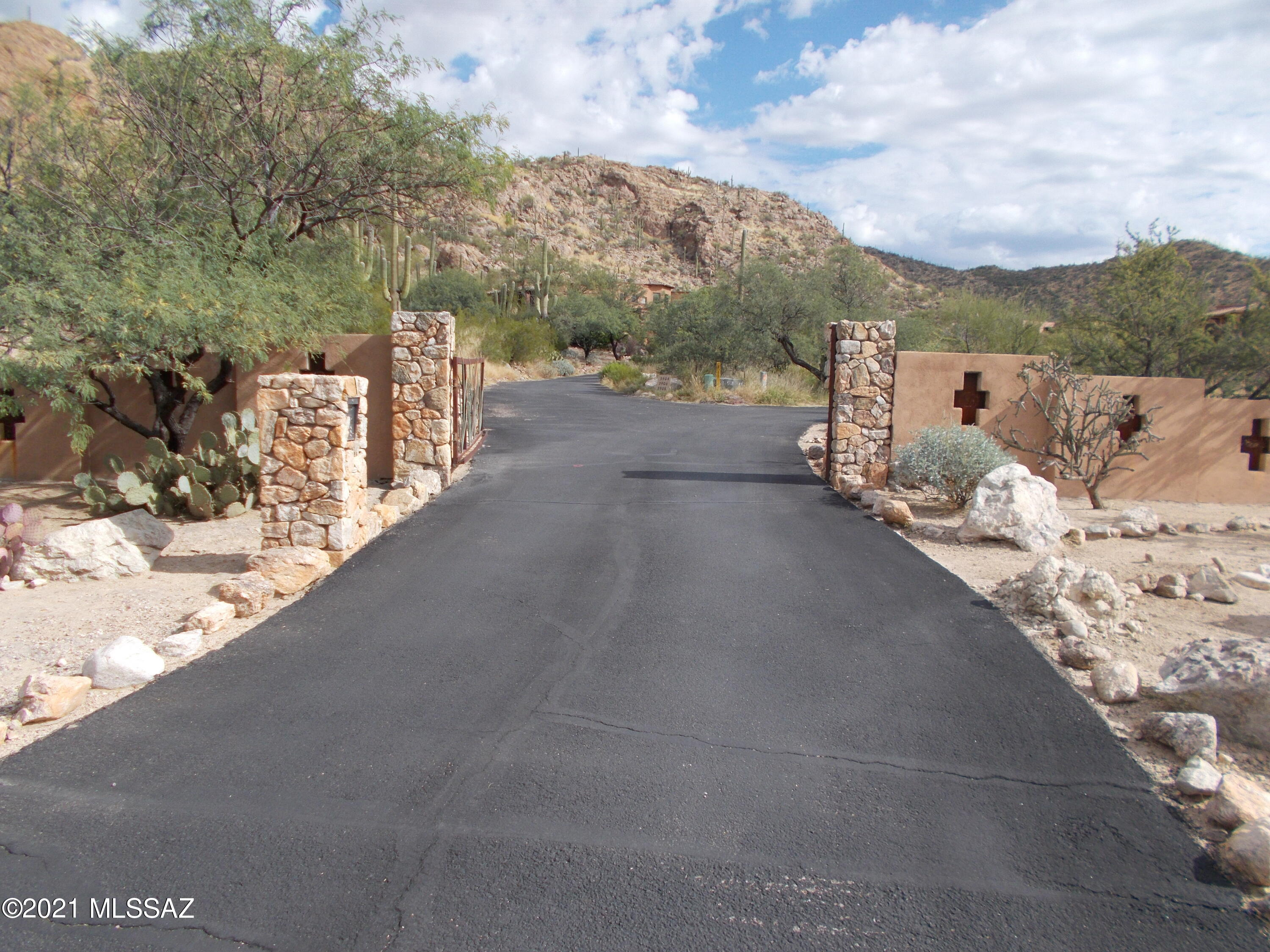 RARELY AVAILABLE, 3.3 acre parcel, in a small, gated neighborhood of high-end customs, tucked at the base of the Catalina Mtns on Tucson Northeast side. FABULOUS, close in MOUNTAIN VIEWS, LUSH VEGETATION and END of the ROAD PRIVACY at an affordable $259,000. Easy topography for single story construction, underground utilities and Tanque Verde Schools make this a MUST SEE.
Call for gate code and GO SHOW.