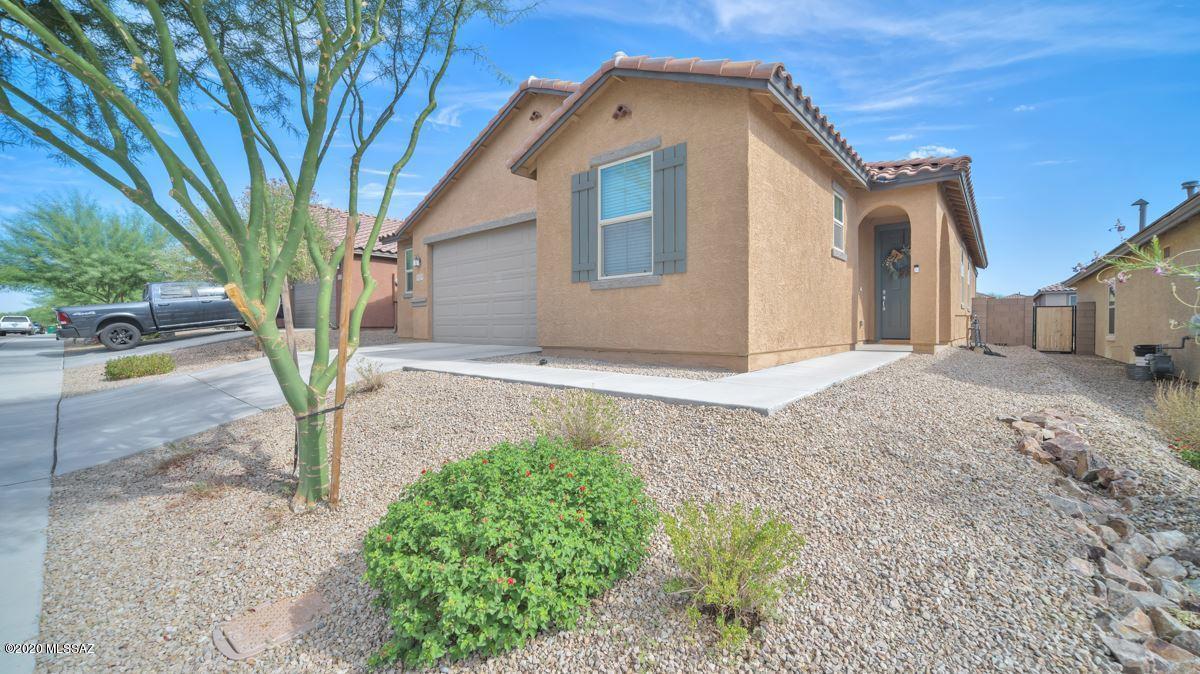Beautiful 3bdr/2ba w/Den in Gladden Farms!
Spacious Greatroom w/tile floors, Kitchen features granite counters, electric oven, pantry and large island.
Split bedroom floorplan, ceiling fans, tile flooring throughout except for bedrooms.
Main bath w/dual vanity and walk-in shower.
Fabulous backyard w/covered patio.
Across the street from Heritage Park, watch Hot Air Balloons, Parachuting, and Bi-Planes.
Perfect for those morning walks and biking!
Minutes to I-10-this home is a Must See!    Pets upon owner approval. **EMS Realty represents the Landlord only on this listing.**