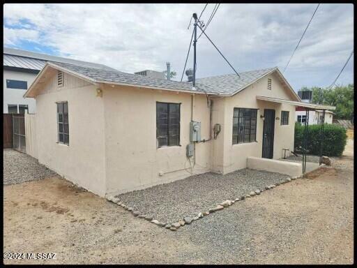 Charming 2 bedroom 1 bath HOUSE with newer evaporative cooler and brand new plumbing throughout the house and new water heater. Has a private yard and space for parking next to the house. Close to the U of A and many shops and restaurants!