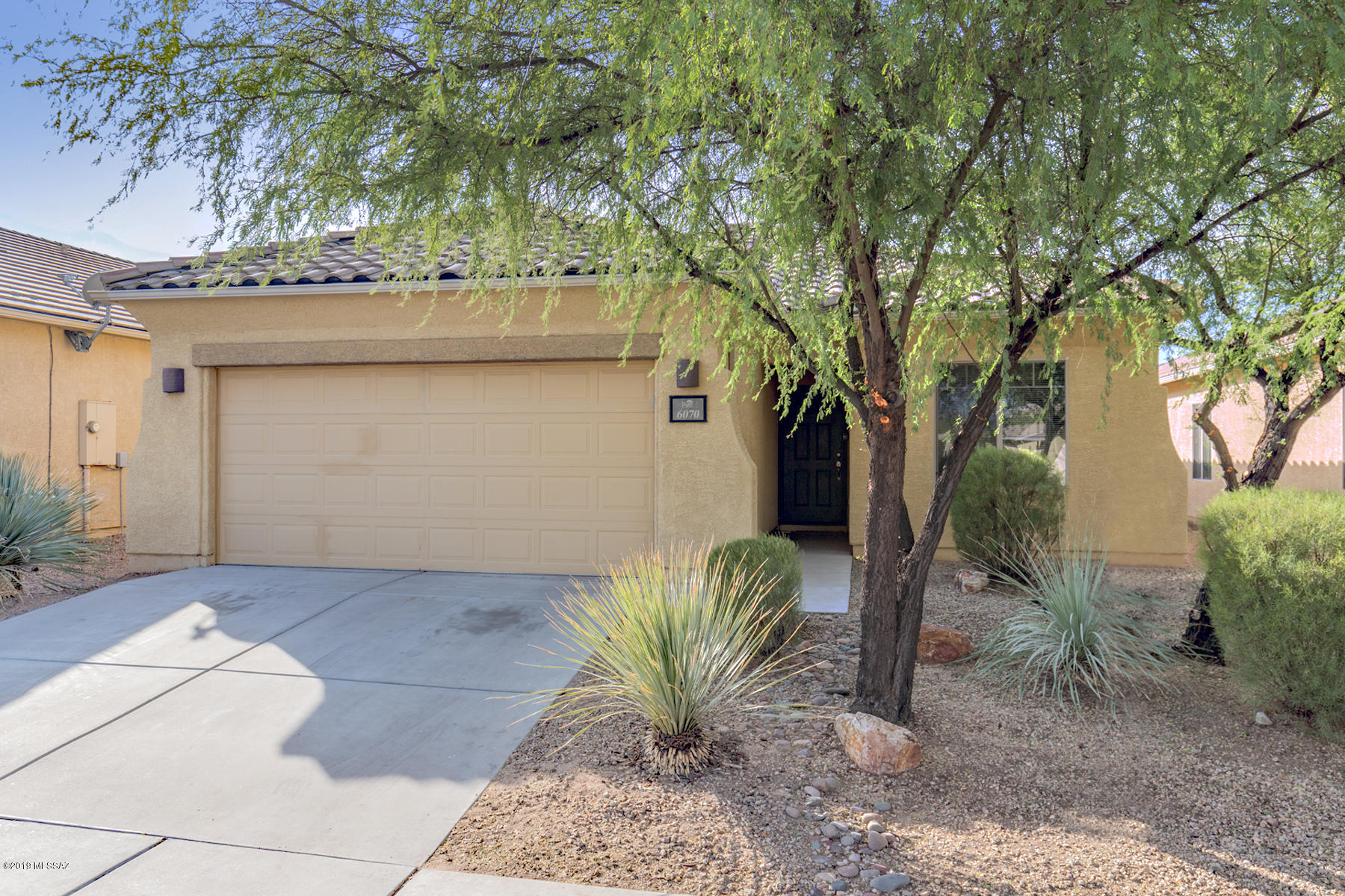 Beautifully designed Pulte Home – rarely available on a cul-de-sac. This home is welcoming with the very large Great Room, 4-bedroom, 2 full baths split and spacious floorplan. Oversize kitchen with lots of cabinets, counter space, pantry, desk and stunning tile backsplash. Move-in ready with new carpet, fresh paint, window coverings, tile roof, energy efficient solar water heater, and it is a TEP guarantee home. The elevated backyard boost with covered patio, custom backyard hardscape, privacy and gas hook-up for your BBQ! Master Suite has dbl sinks, shower, garden tub and walk-in closet. The neighborhood offers a pool, recreation/community center w/kitchen facilities, playground, basketball court, sand volleyball court and fenced in dog park.