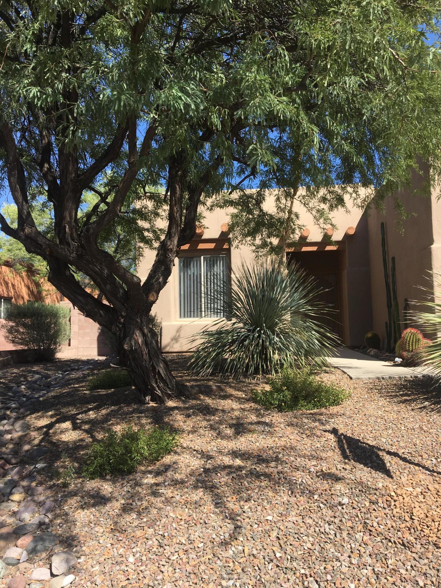 Wonderful 3Br/2BA home on a great lot! You'll love the open floor plan! Nice kitchen w/ breakfast nook, breakfast bar! Split bedroom plan! Large master suite-screened in patio w/ no one behind you! Laundry room, 2 car garage. Super nice neighborhood! Close to shopping-SO MUCH!