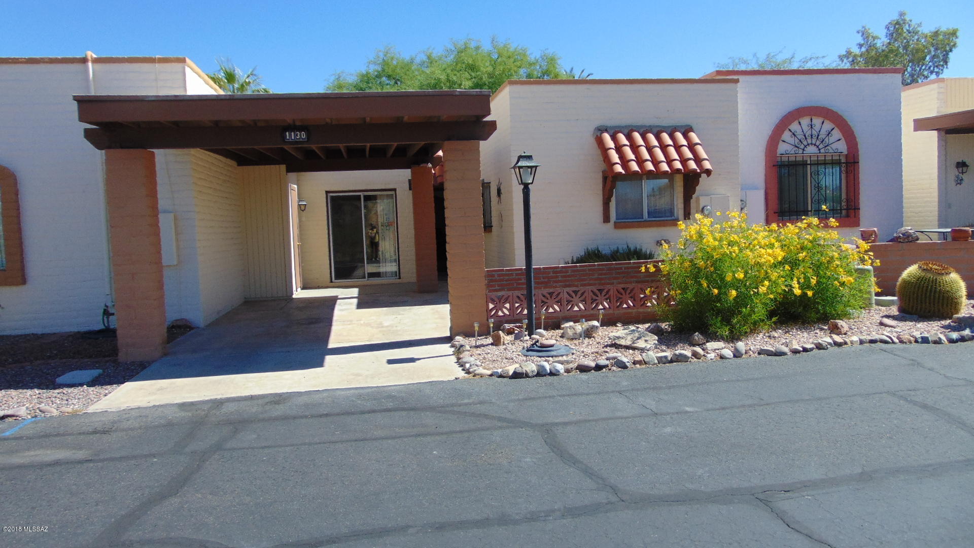 GREAT MOUNTAIN VIEW FROM FRONT COURTYARD, EAT IN KITCHEN, 2 BD/2 BATH, FOYER ENTRY, NEW CARPET IN FRONT BEDROOM,  SELLER IS OFFERING $2000. FOR NEW KITCHEN APPLIANCES, DISHWASHER DOES NOT WORK.