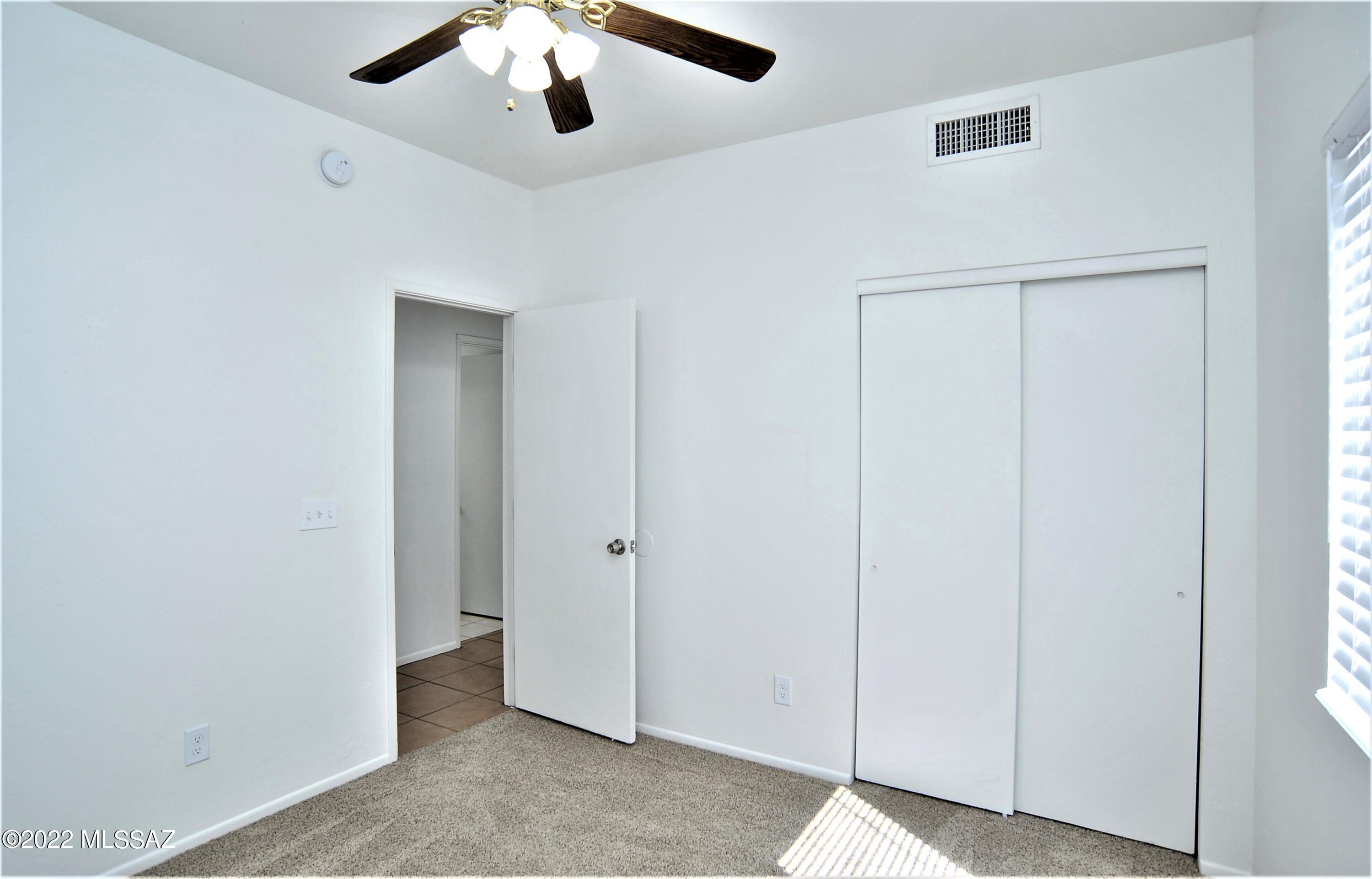 Hacienda Del Oro (1-879) - Residential Lease