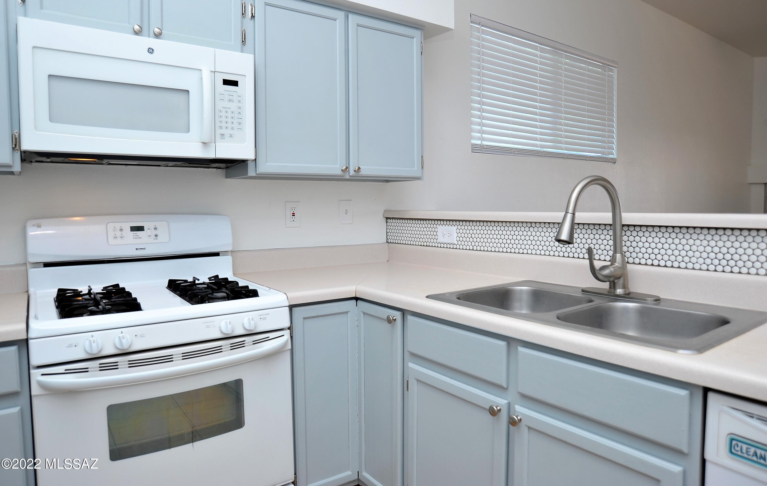 Hacienda Del Oro (1-879) - Residential Lease