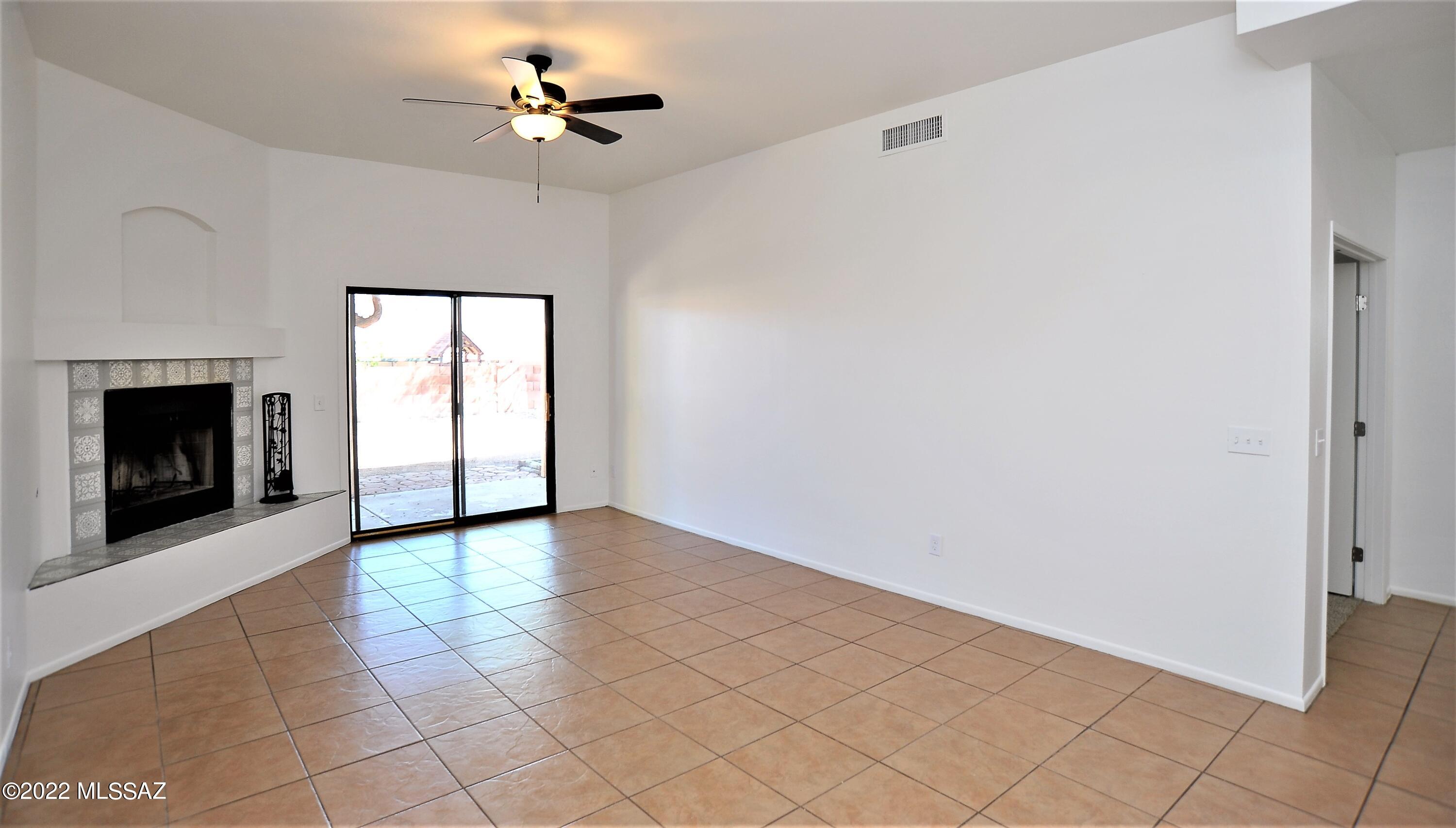 Hacienda Del Oro (1-879) - Residential Lease