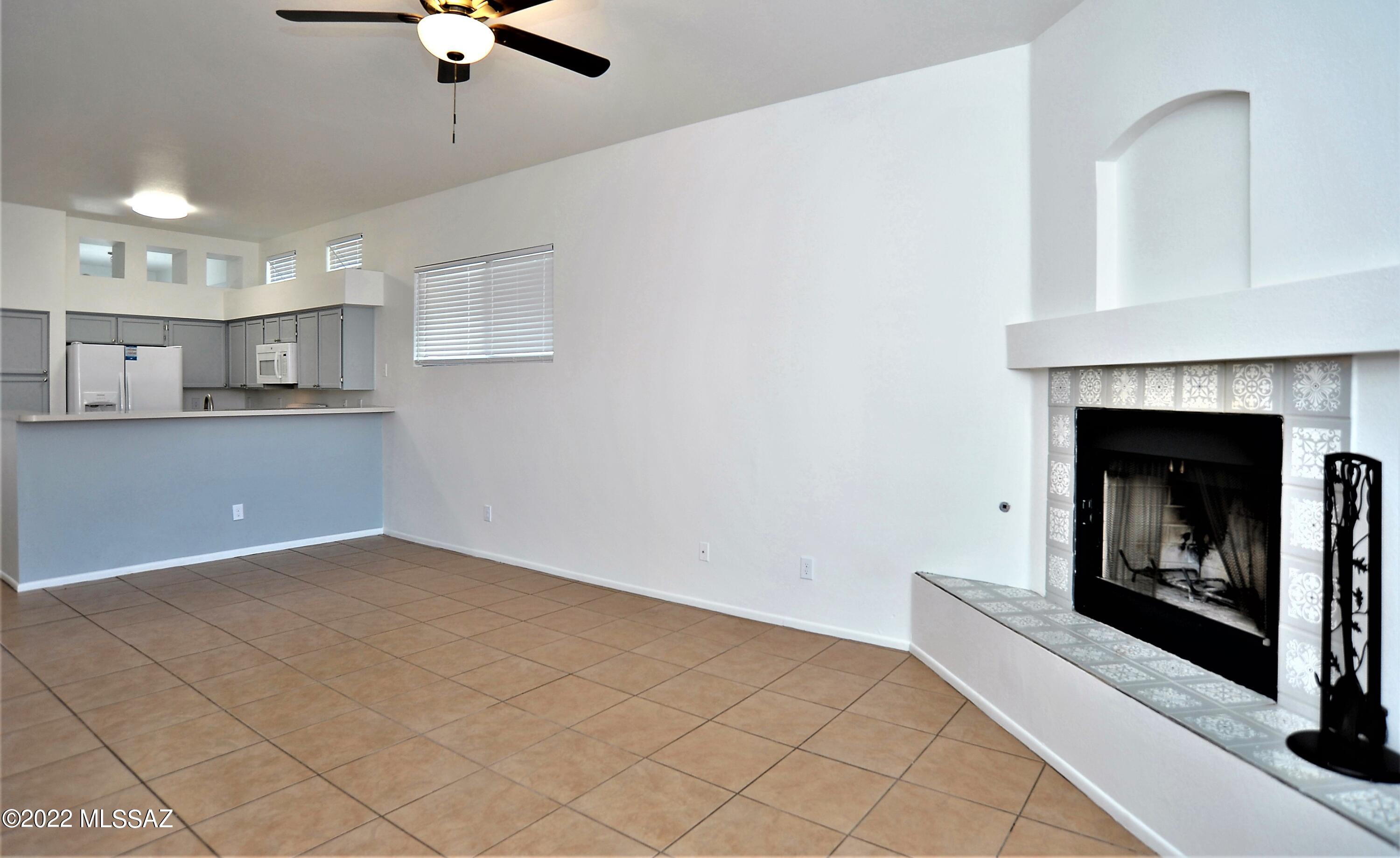 Hacienda Del Oro (1-879) - Residential Lease