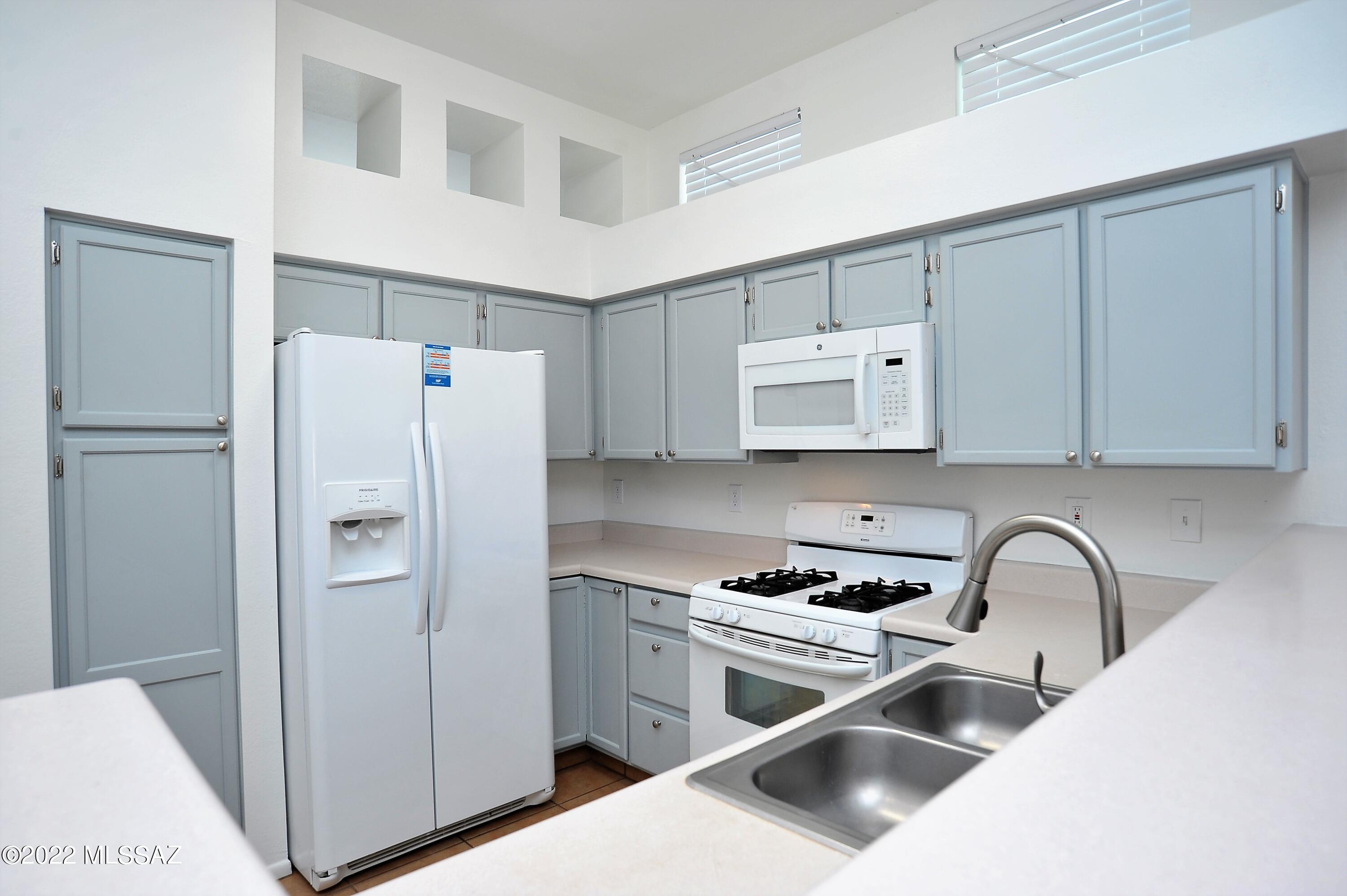 Hacienda Del Oro (1-879) - Residential Lease