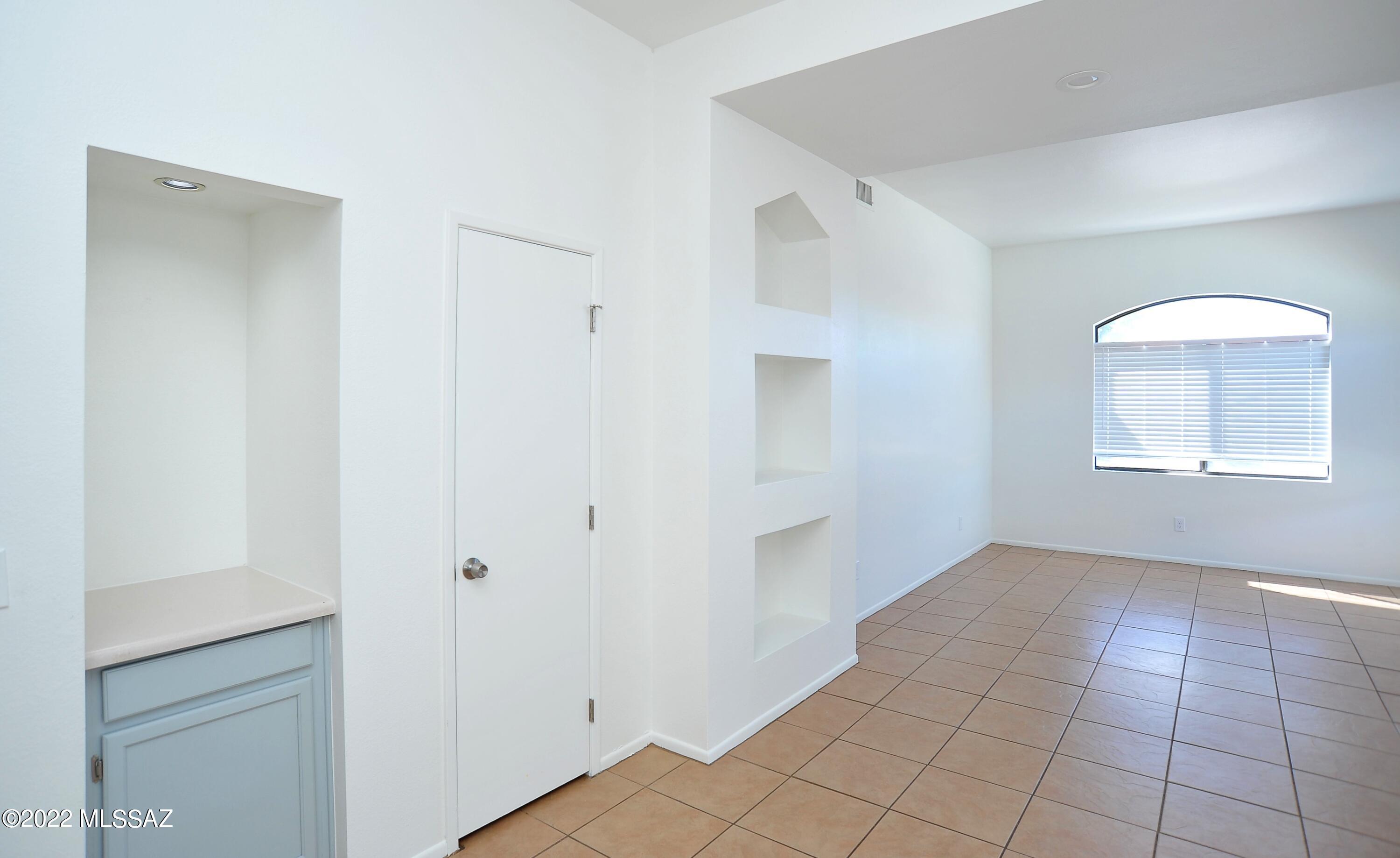 Hacienda Del Oro (1-879) - Residential Lease