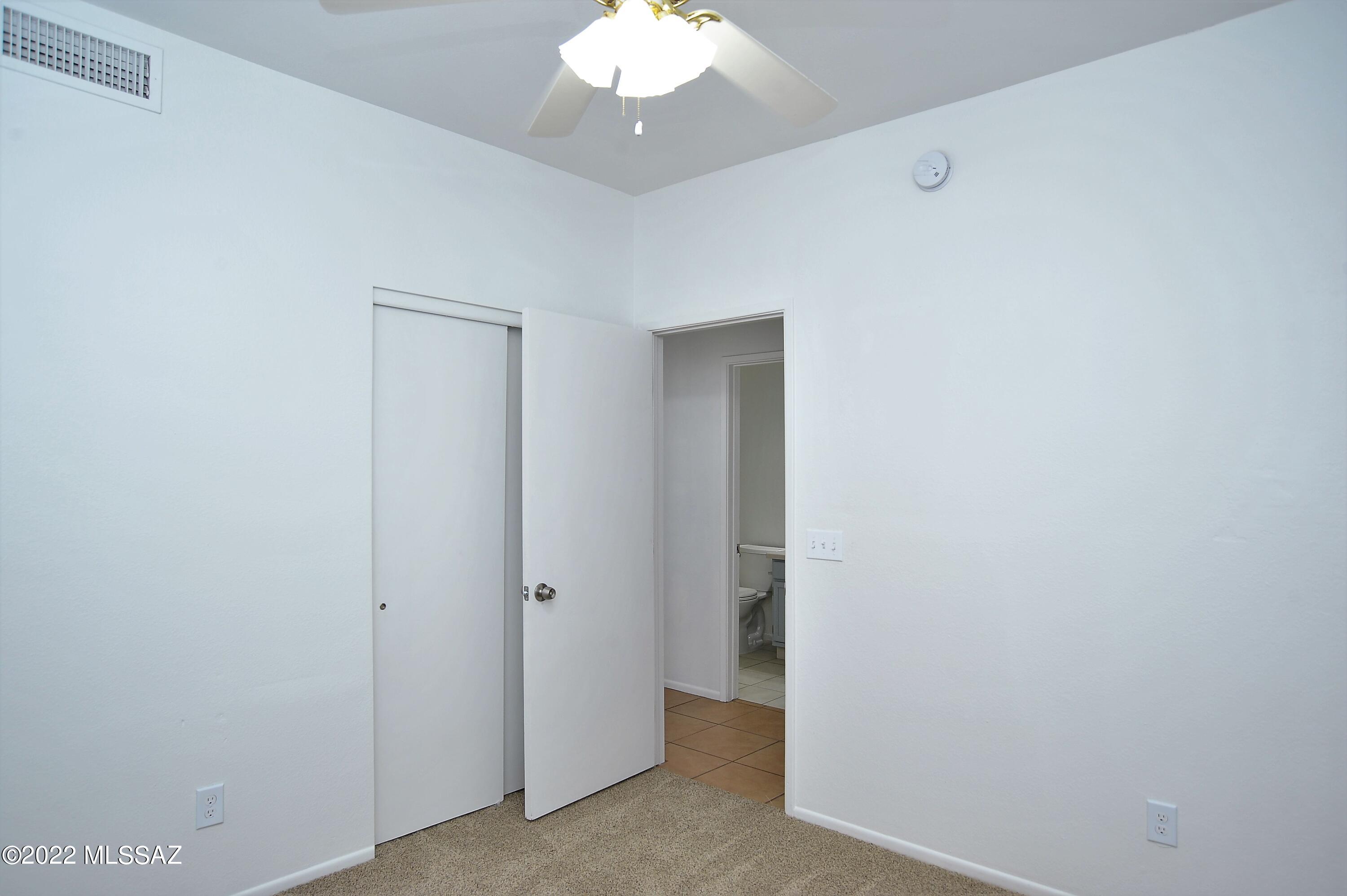 Hacienda Del Oro (1-879) - Residential Lease
