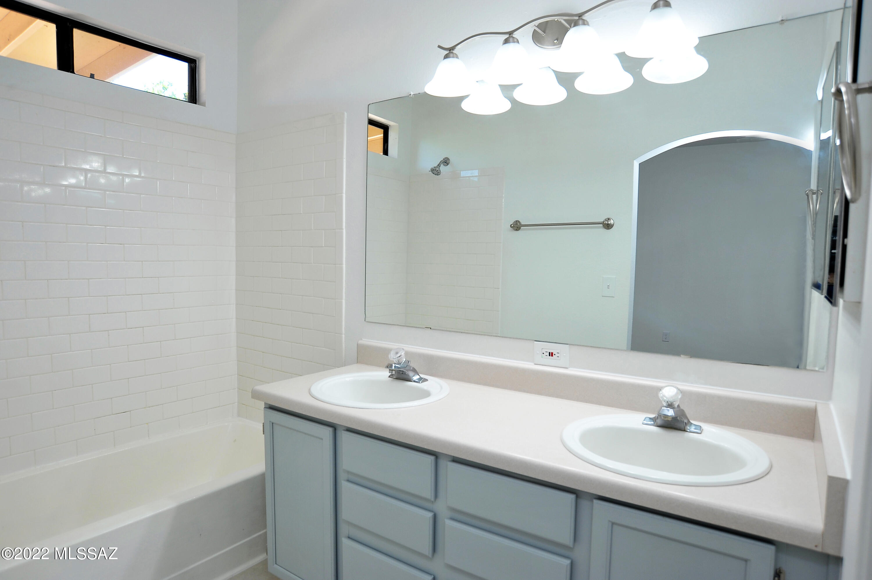 Hacienda Del Oro (1-879) - Residential Lease