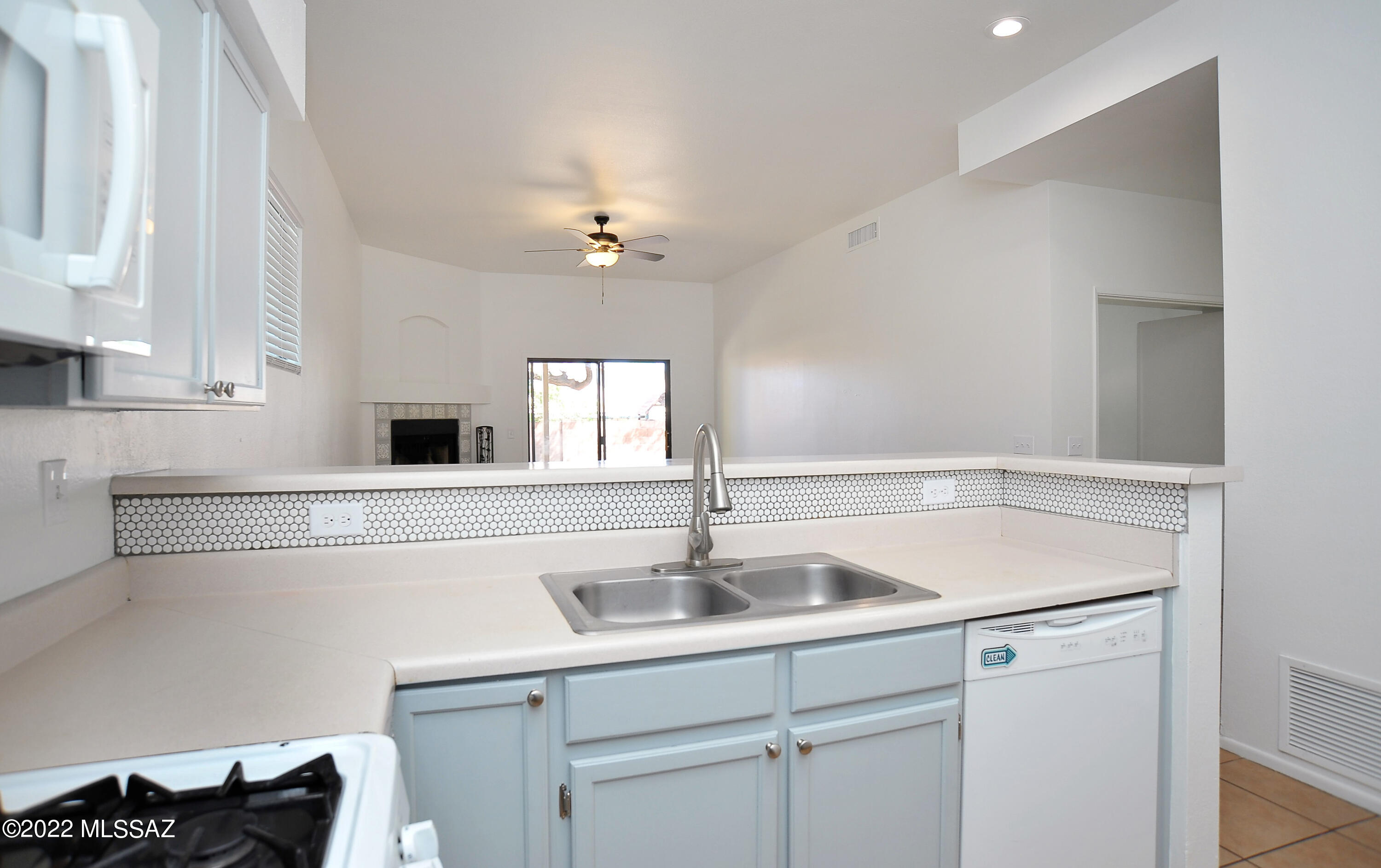 Hacienda Del Oro (1-879) - Residential Lease