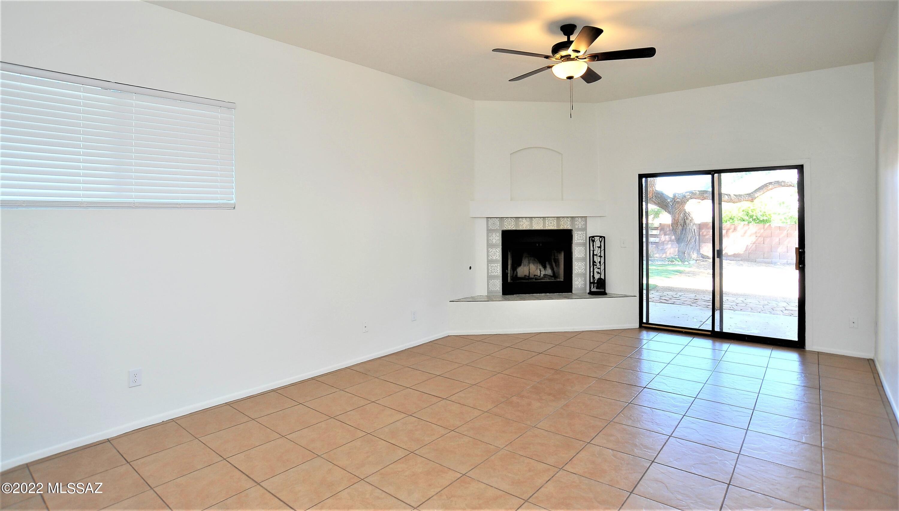 Hacienda Del Oro (1-879) - Residential Lease