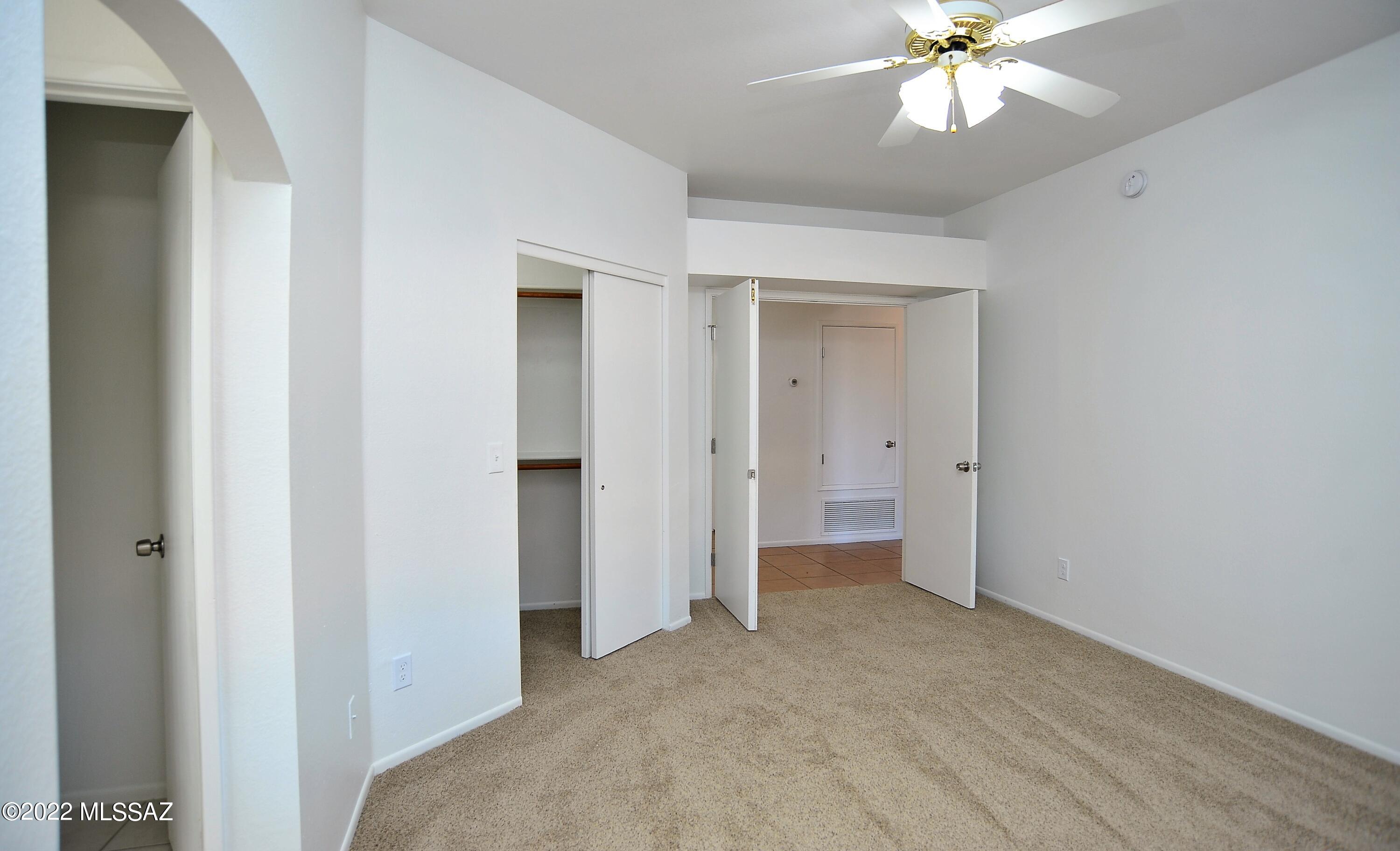 Hacienda Del Oro (1-879) - Residential Lease