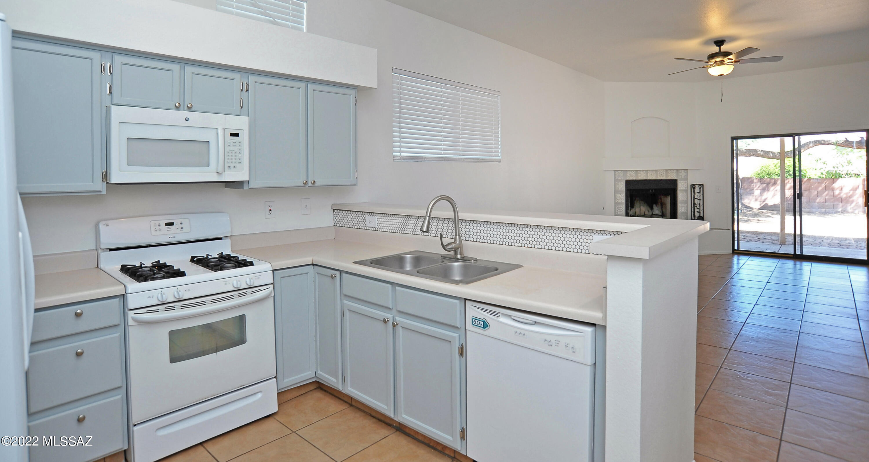 Hacienda Del Oro (1-879) - Residential Lease