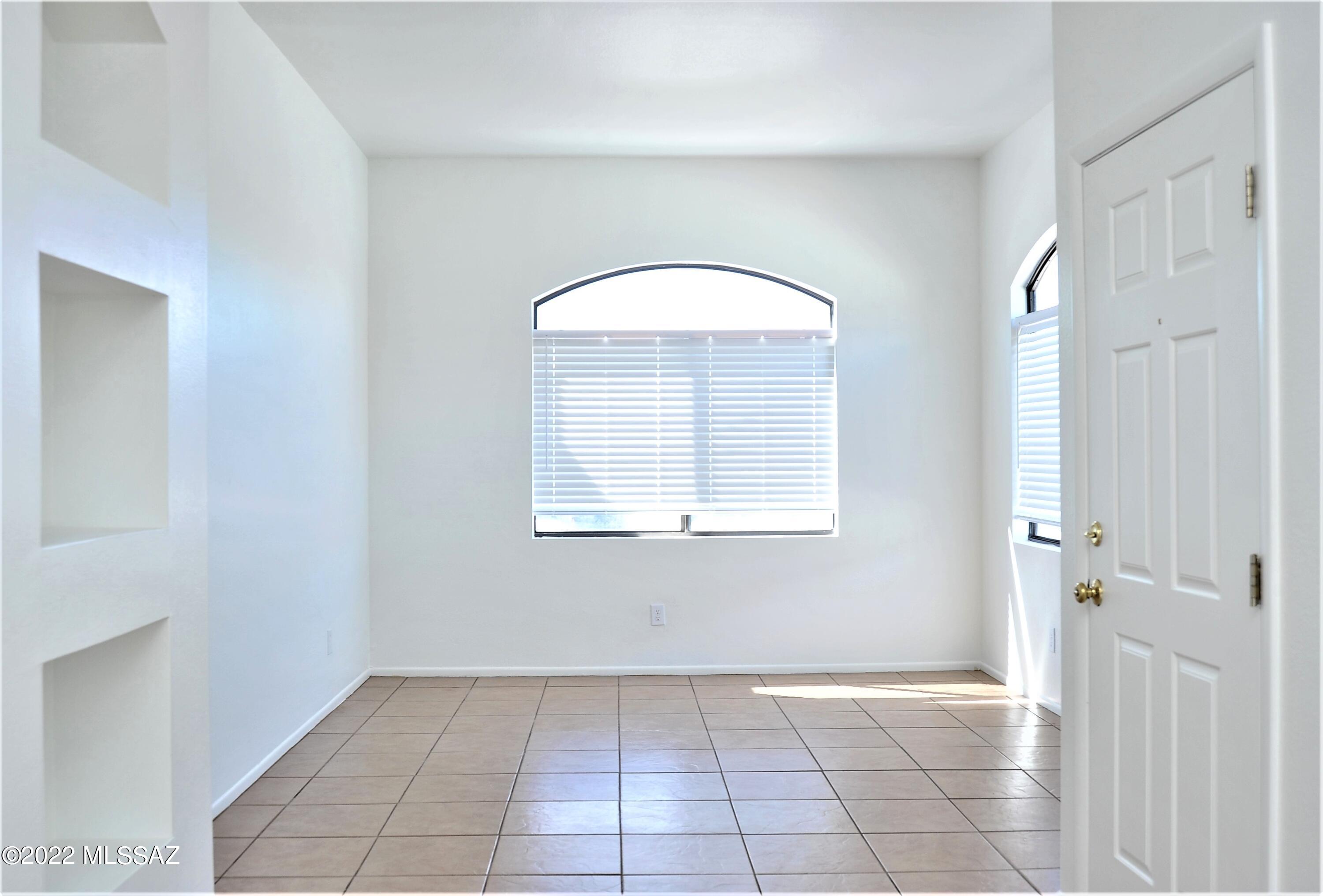 Hacienda Del Oro (1-879) - Residential Lease