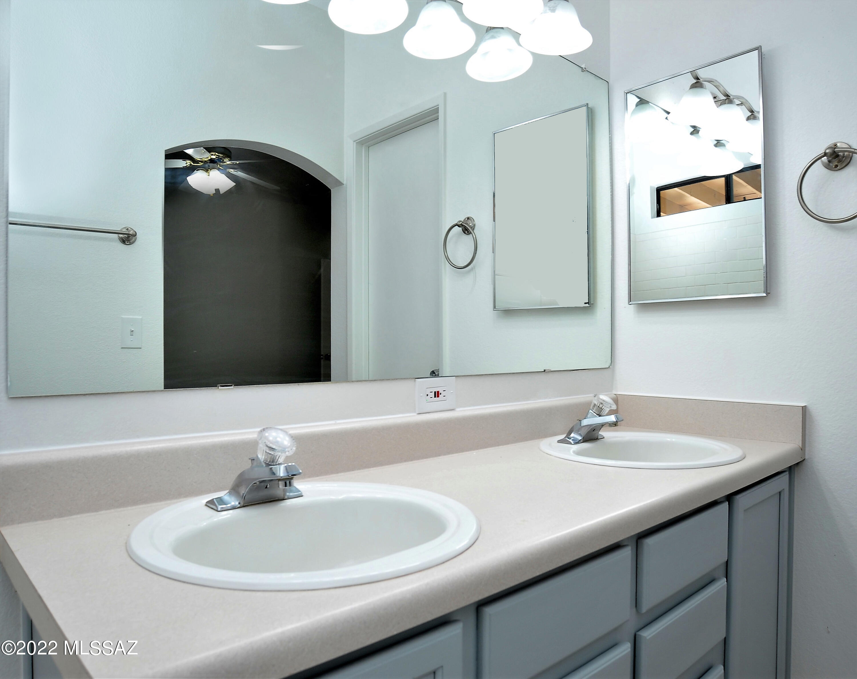 Hacienda Del Oro (1-879) - Residential Lease