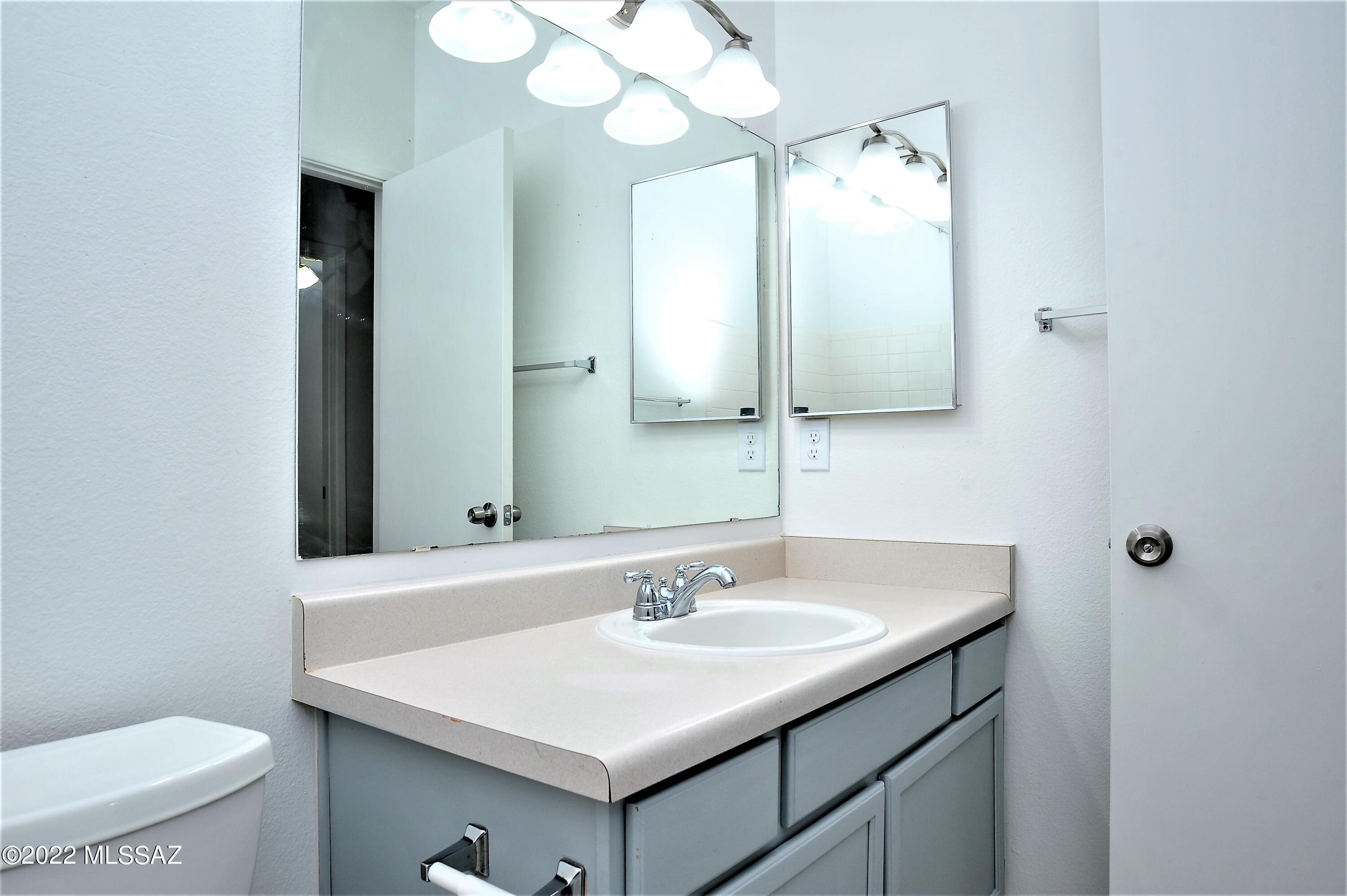 Hacienda Del Oro (1-879) - Residential Lease