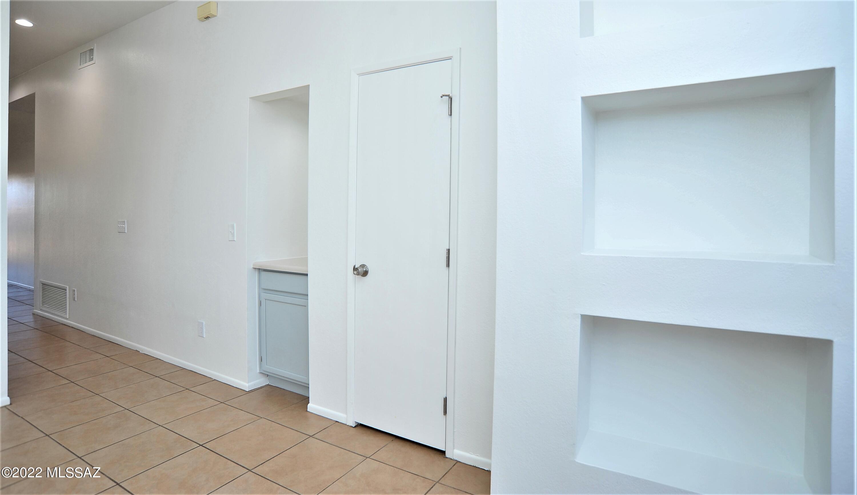 Hacienda Del Oro (1-879) - Residential Lease