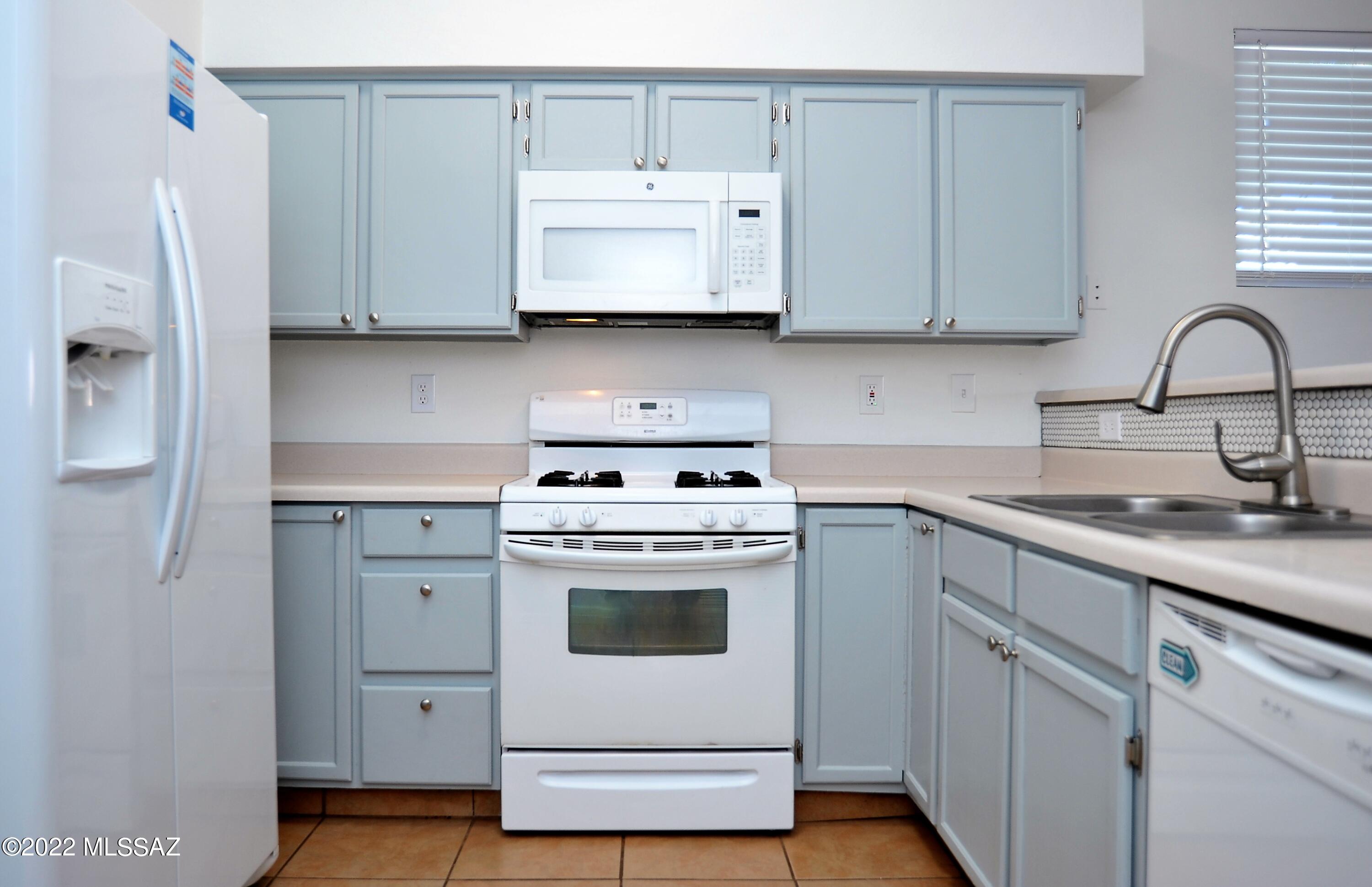 Hacienda Del Oro (1-879) - Residential Lease