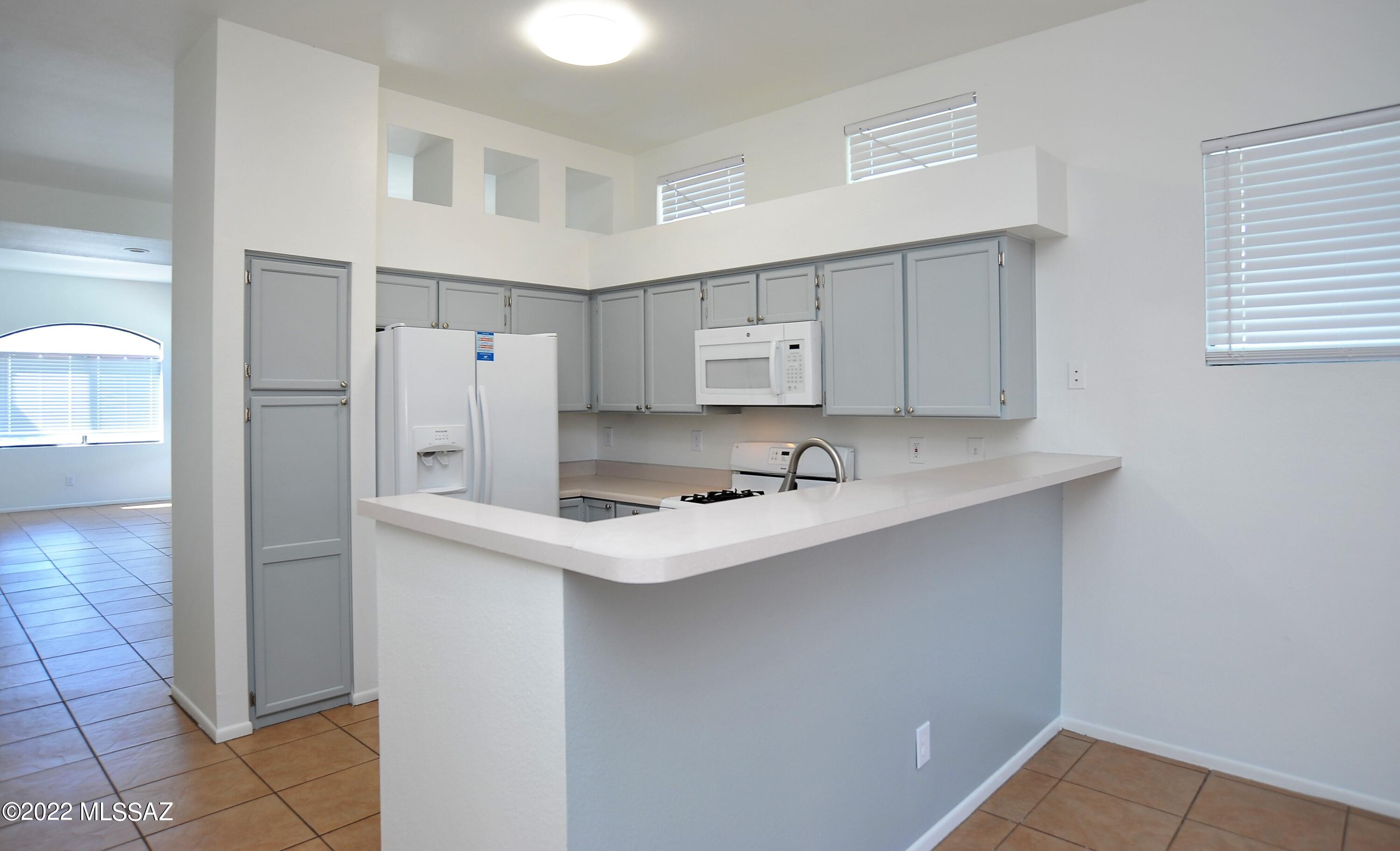 Hacienda Del Oro (1-879) - Residential Lease