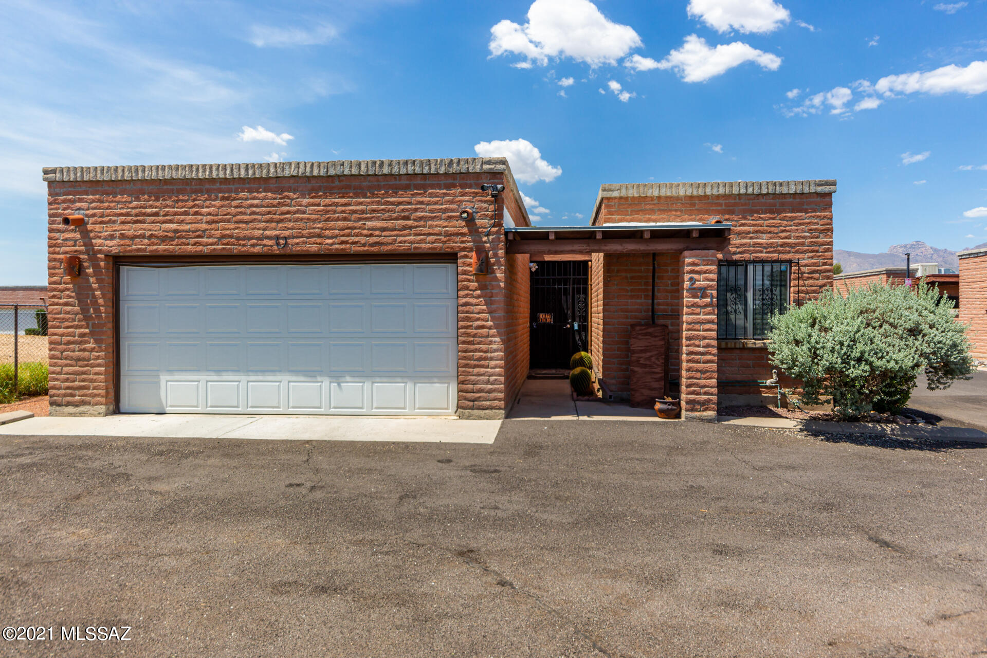 This 2 bedroom 2 bathroom Townhome is a Gem.  With a brand new HVAC unit and a transferable 10 year warranty!! Enjoy your privacy with no adjoining walls.  Home Owners Association covers the water, sewer, pool and front landscape.  It is close to the UofA, the Tucson Mall and many shopping locations.