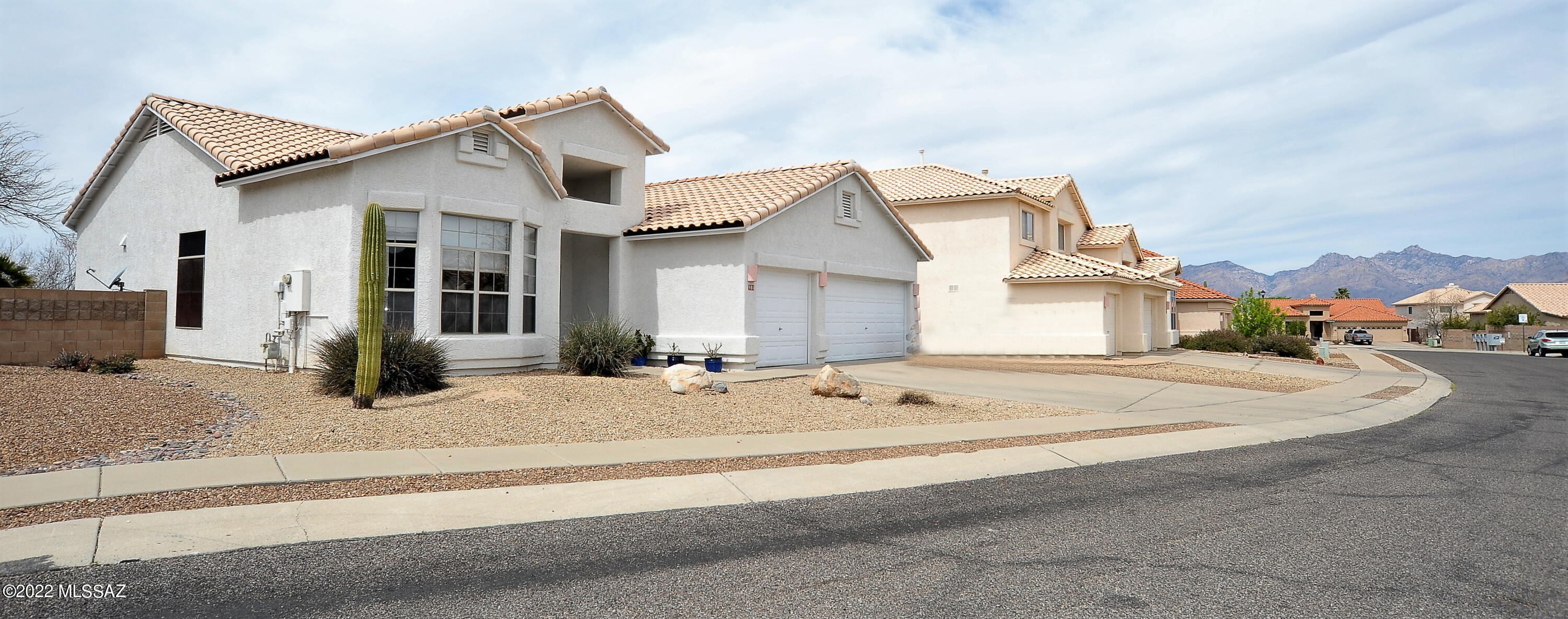Gorgeous 4BR/2BA contemporary on a premium lot backing to the wash.  Open floor plan, spacious island kitchen with upgraded quartz countertops, stainless steel appliances, breakfast nook, and pantry.  Luxury vinyl plank flooring throughout.  Large master suite with executive height counters and garden tub.  Private backyard backs to the wash with pool, and mountain views.  Bonus 3-car garage for storage or extra work space.  New roof installed late 2021.  Minutes from shops, restaurants, and bike paths.  Simple short drive to DM Air Force Base.  Phenomenal find in popular, well-established community.  Truly a must see!