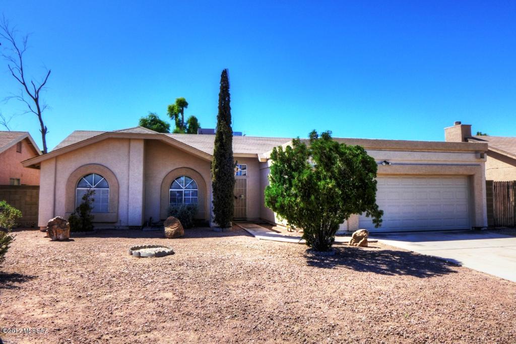 Southwest Area -3 bedroom, 2 bath Home with oversized 2 car garage. Family Room with Fireplace, Kitchen with breakfast bar, dining area. Large master with walk in closet, dual vanities and tub/shower. Entertain in your Arizona screened patio, large low care back yard with block wall. Laundry room with washer/dryer, TUSD Schools, convenient shopping. (Valencia/Camino De La Tierra)