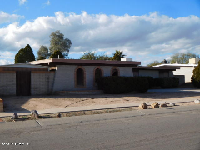Wonderful Freddie Mac east side home! Excellent floor plan with a sunken living room overlooking the large backyard,  new carpet, paint, and countertops. Perfect location near shopping, schools, and dining. Come see today!