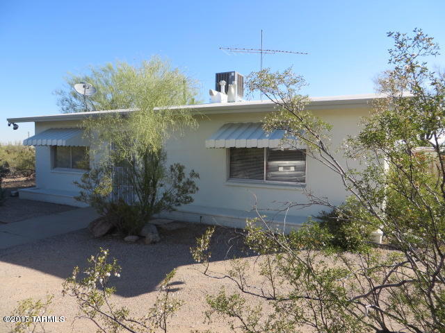 FURNISHED RENTAL, charming house on 3 acres, with amazing Sunset/Mountain views.  House is 822 square feet, has AC, washer/dryer in laundry room and fenced in backyard.  No horses allowed.