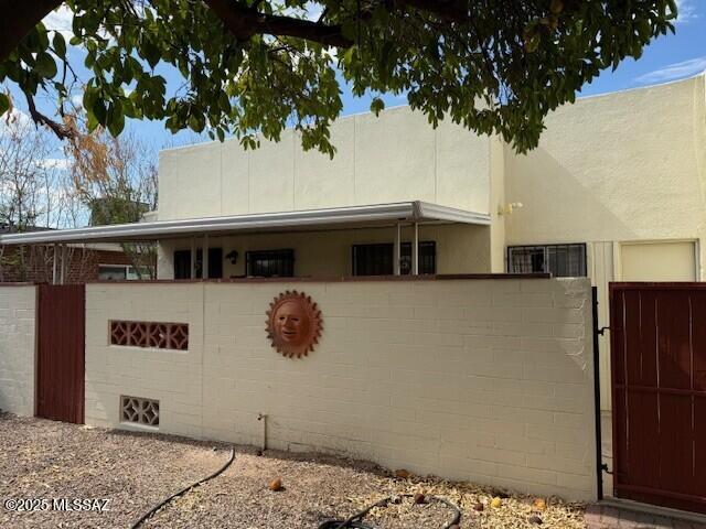 Darling historic property just a few blocks North of UofA! Separate Guest House with Private Bath and Kitchen, small front patio, large rear yard shared with main house. Laundry facilities on site. Off-Street Parking, Water, Gas, Electric & Trash Service included in Rent. Big walled rear yard professionally landscaped! Available Now! Rent is $1000 + $200/month includes all utilities!  Central AC, close to UofA and Banner. Call for appointment to see.