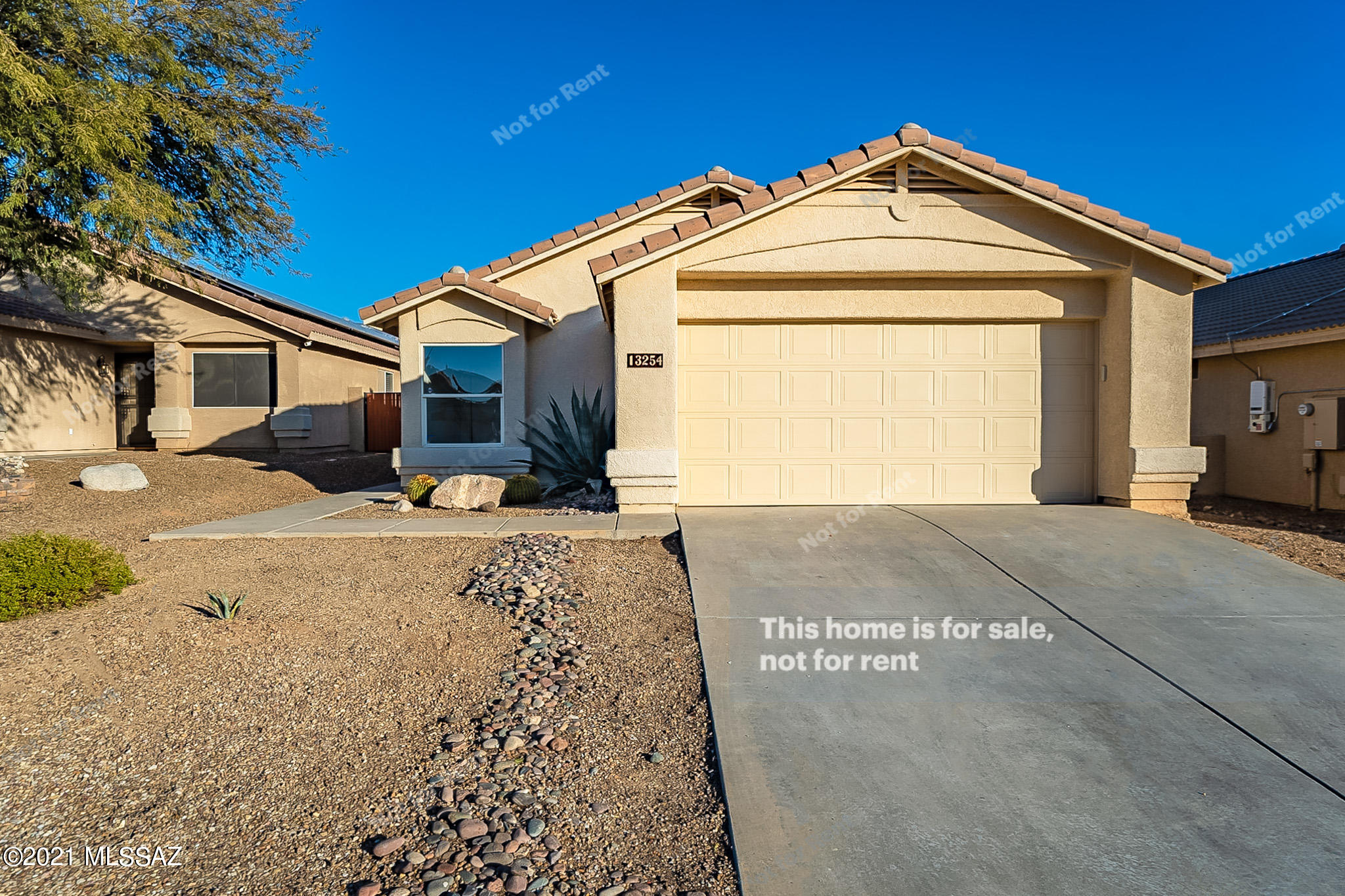 This Oro Valley one-story cul-de-sac home offers a patio, an in-ground pool, turf, and a two-car garage. This home is vacant and cleaned regularly.