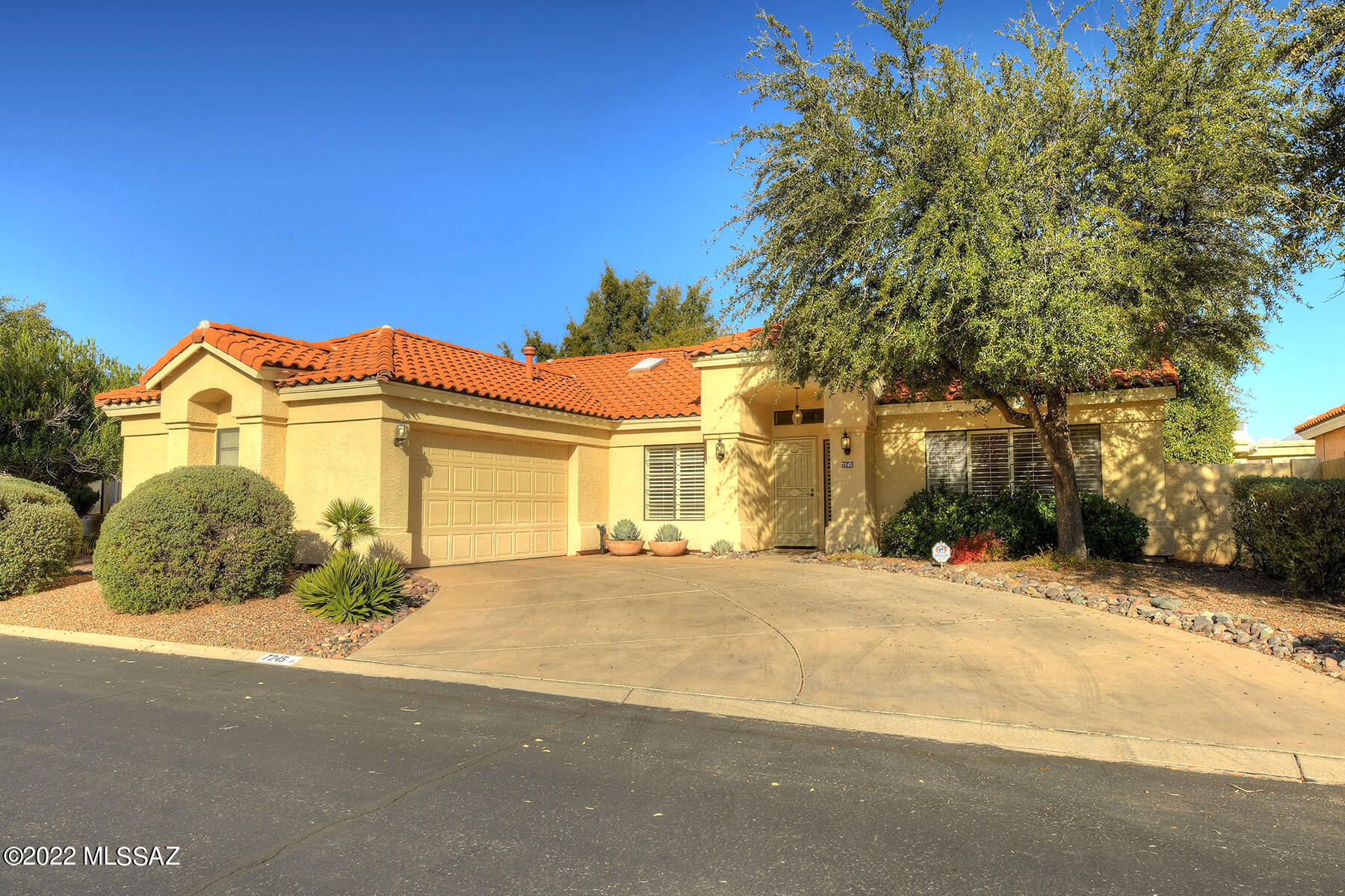 This 1,875 sf home in desirable River Ranch Estates has vaulted ceilings, family room with gas fireplace and a spacious living/dining room with plantation shutters.  New carpeting installed March 2022 so you can move right in. Large 3 bedrooms, 2 baths, a 2 car garage with storage shelving. Newer refrigerator & dishwasher in 2020 and newer microwave in 2021.  New Air conditioning was installed in 2021.  Large covered patio and a low care backyard. 2 minute walk to get on the Rillito River Park Walking/Bike Trail.   Hurry, this one won't last long!